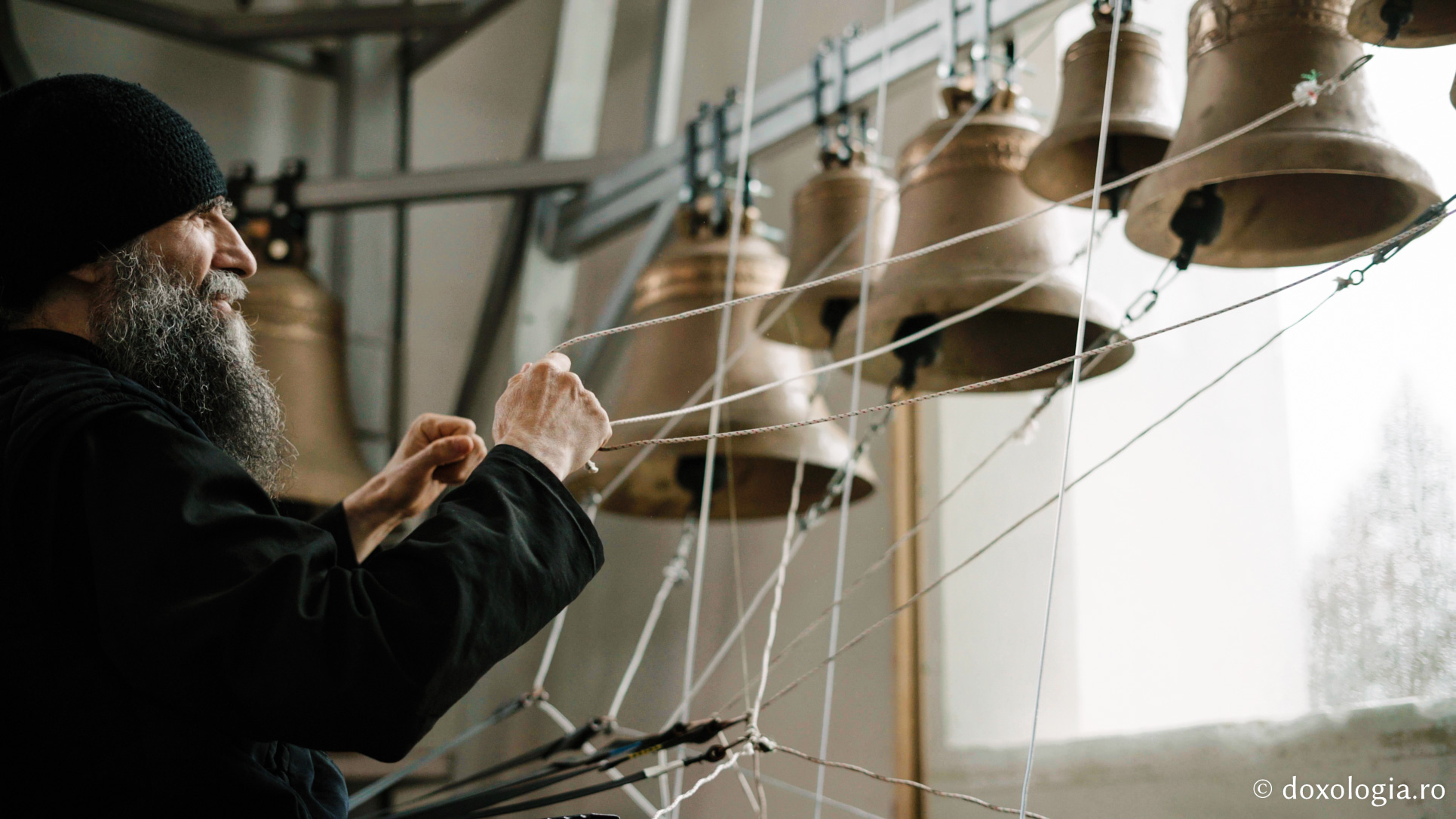 Lavrentie, monahul care cântă fără partituri la „pianul” din clopotnița Mănăstirii Sihla