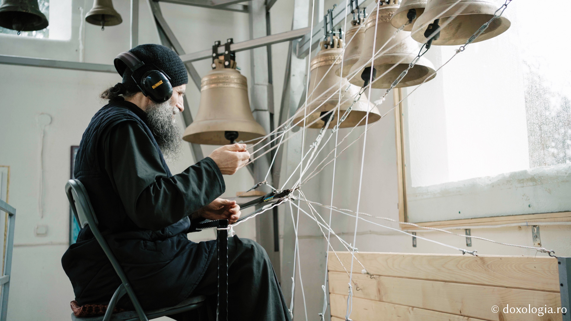 Lavrentie, monahul care cântă fără partituri la „pianul” din clopotnița Mănăstirii Sihla