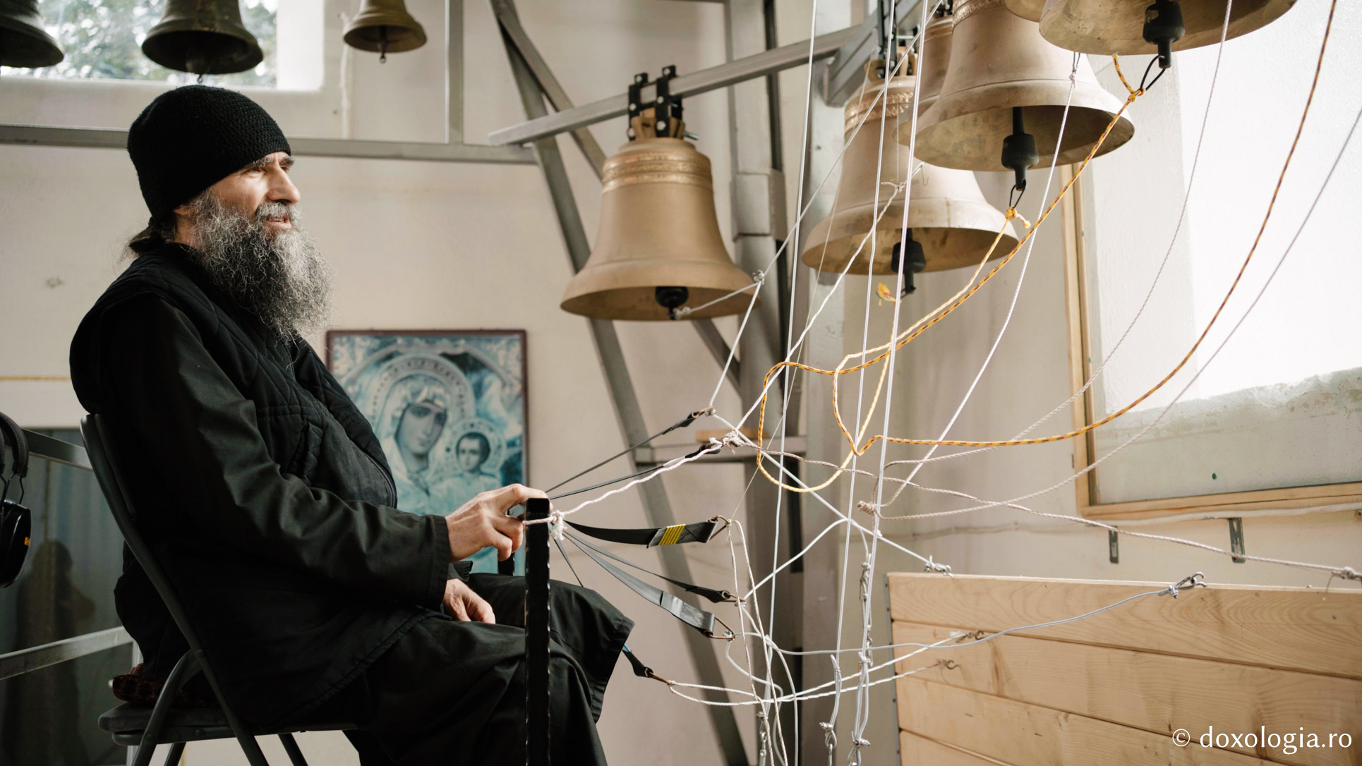 Lavrentie, monahul care cântă fără partituri la „pianul” din clopotnița Mănăstirii Sihla