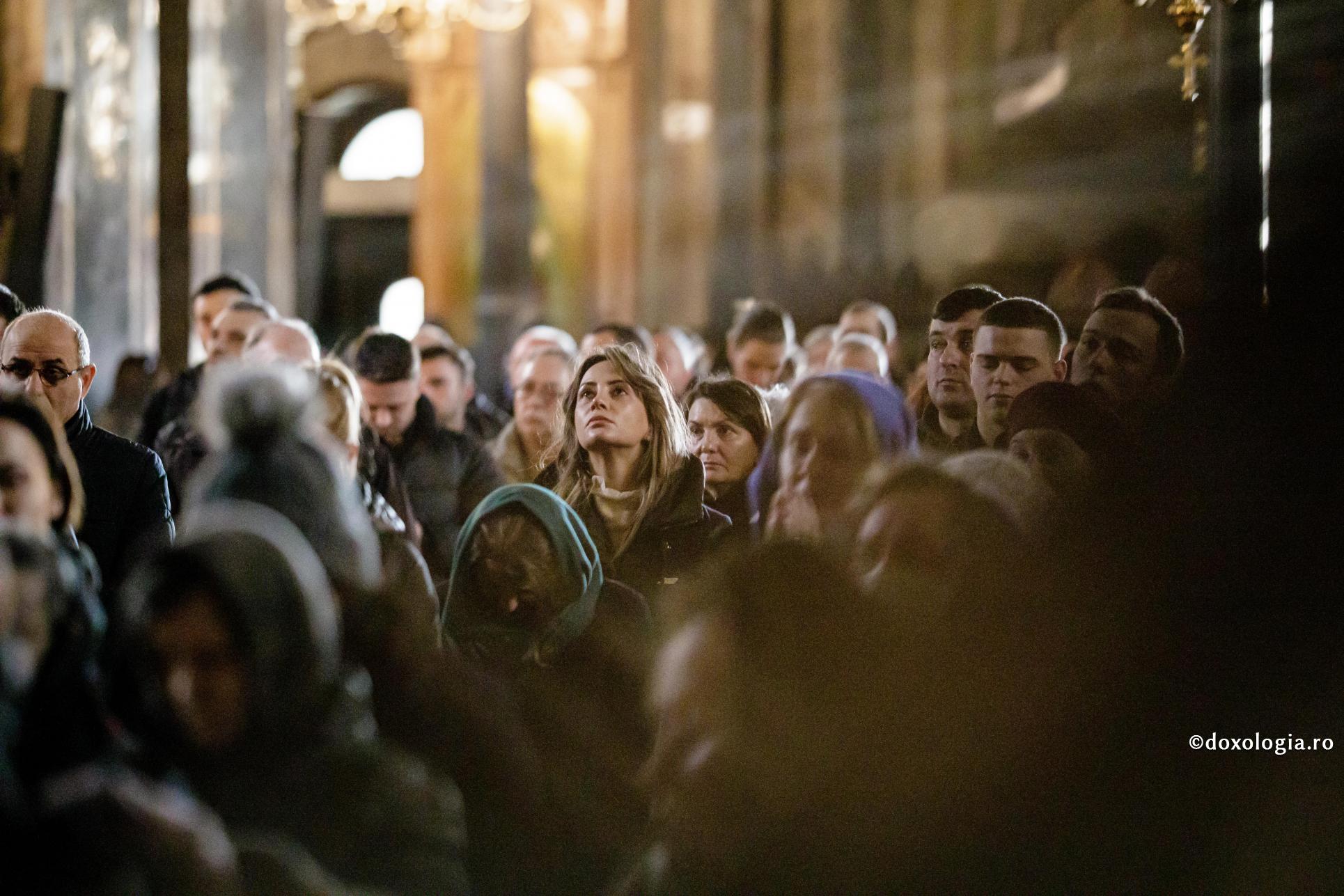 Acum este vremea pentru îndreptare și pocăință, nu mâine sau poimâine / Foto: Oana Nechifor femeie în biserică