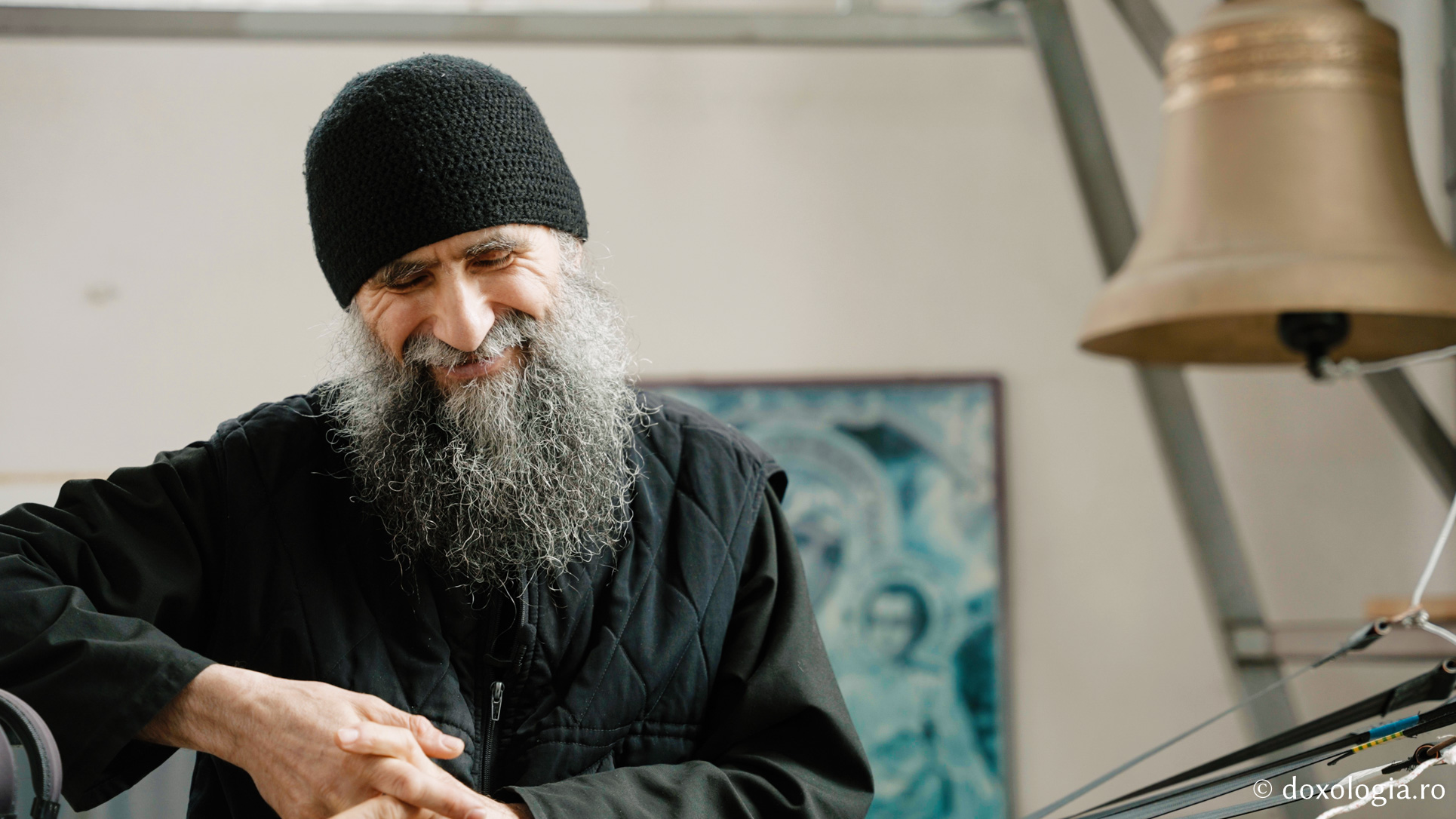 Lavrentie, monahul care cântă fără partituri la „pianul” din clopotnița Mănăstirii Sihla