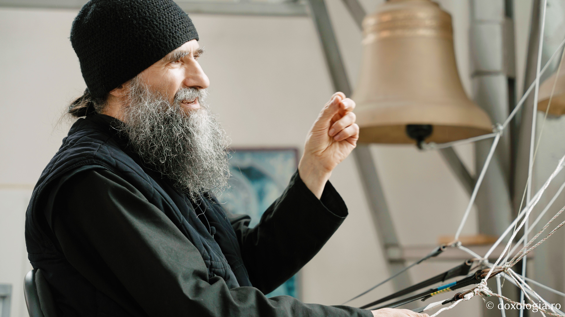 Lavrentie, monahul care cântă fără partituri la „pianul” din clopotnița Mănăstirii Sihla