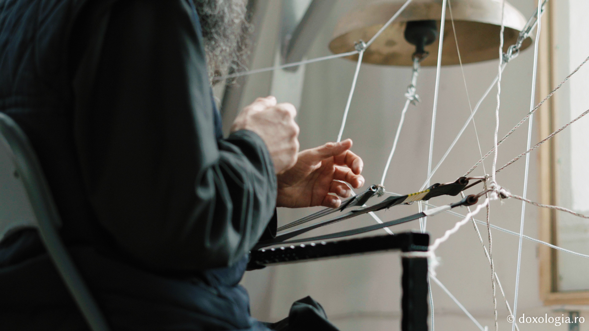 Lavrentie, monahul care cântă fără partituri la „pianul” din clopotnița Mănăstirii Sihla