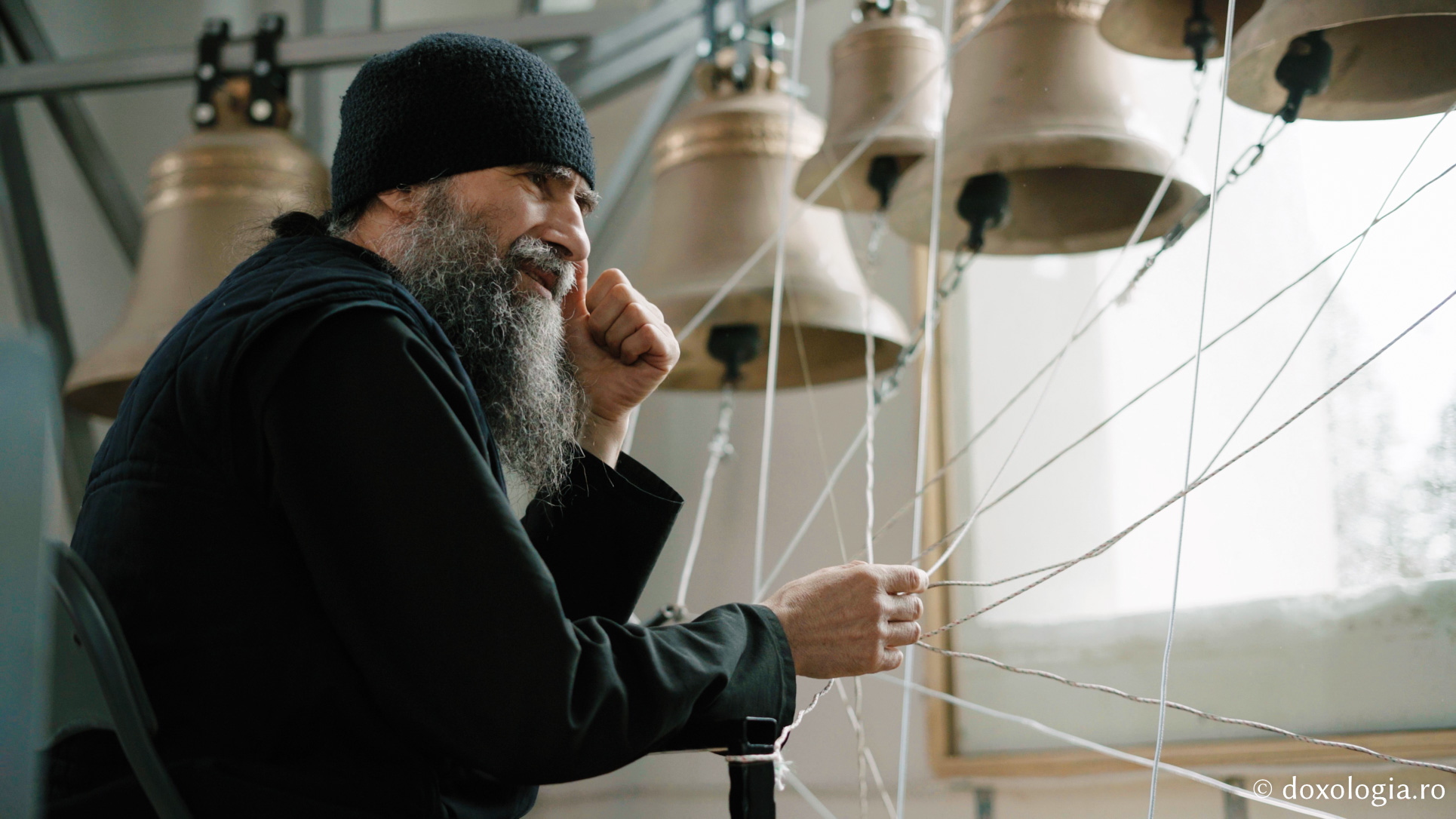 Lavrentie, monahul care cântă fără partituri la „pianul” din clopotnița Mănăstirii Sihla