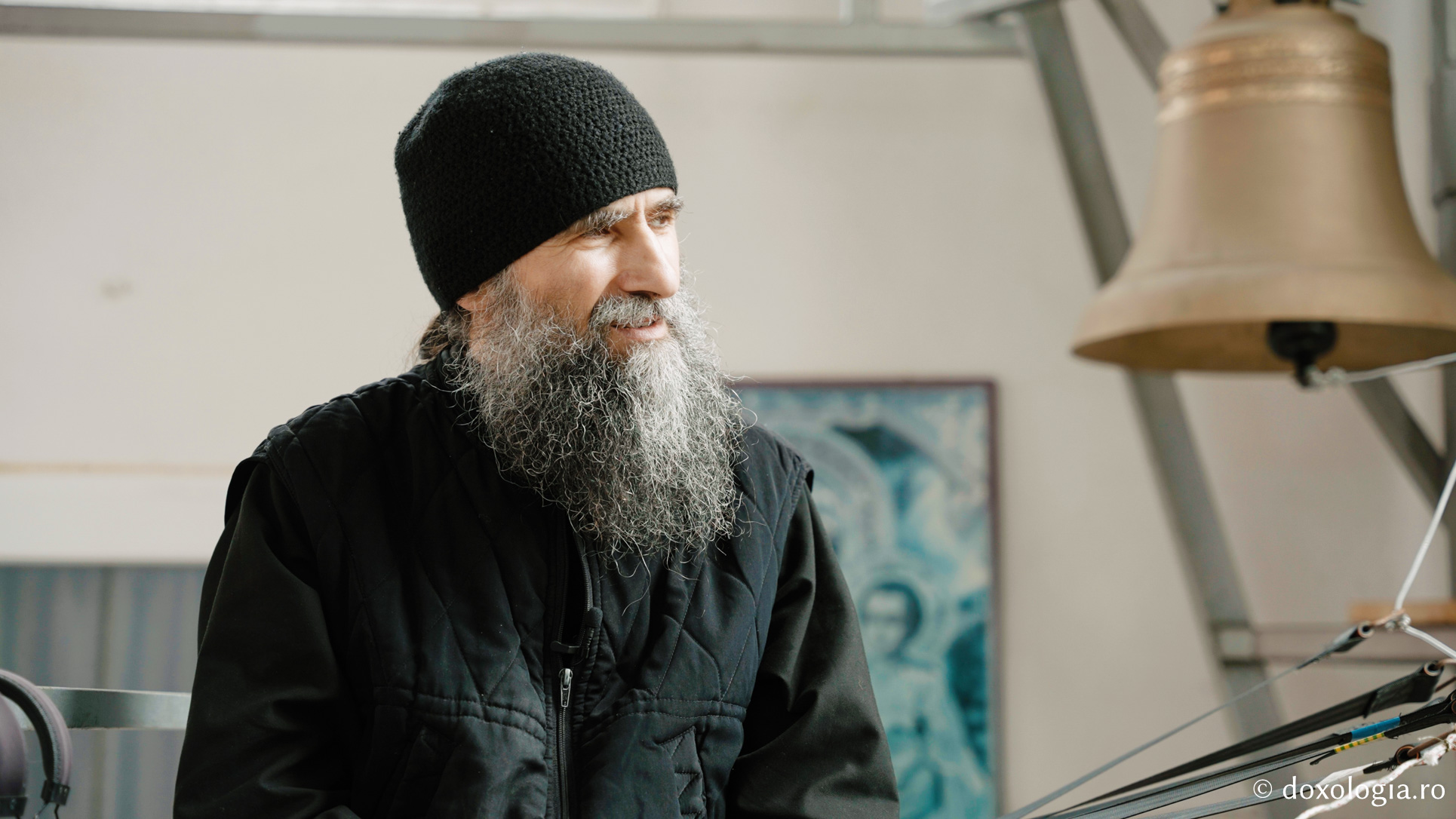 Lavrentie, monahul care cântă fără partituri la „pianul” din clopotnița Mănăstirii Sihla