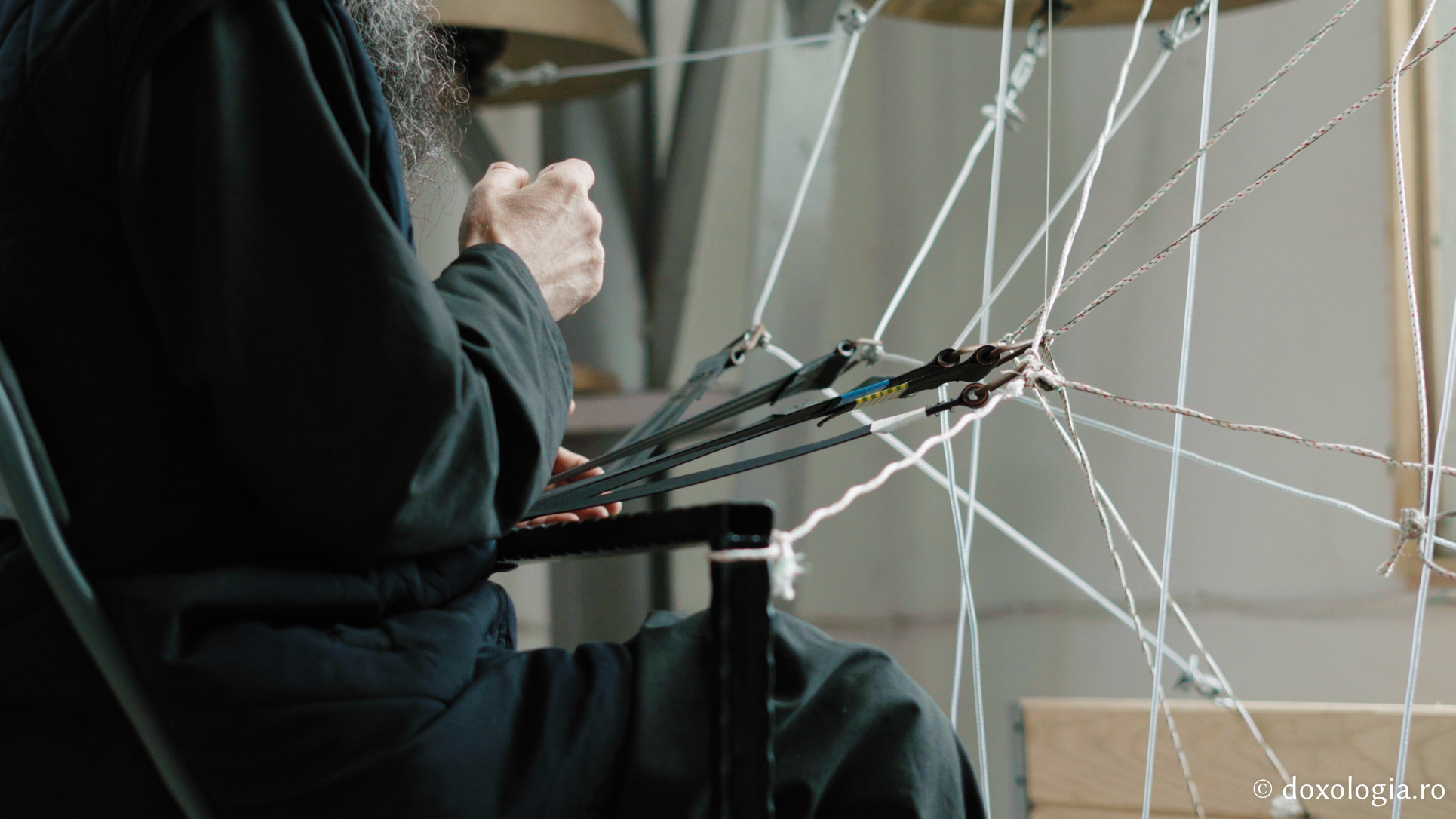 Lavrentie, monahul care cântă fără partituri la „pianul” din clopotnița Mănăstirii Sihla