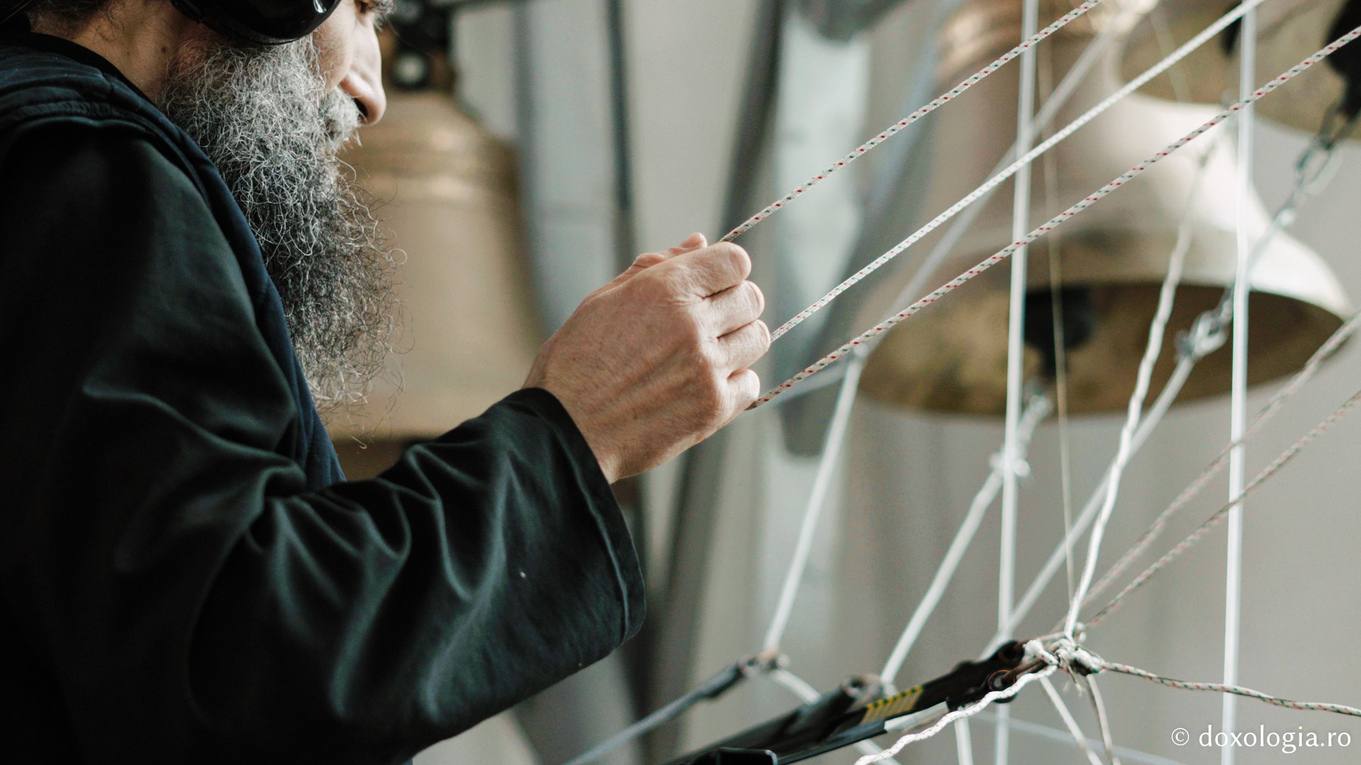 Lavrentie, monahul care cântă fără partituri la „pianul” din clopotnița Mănăstirii Sihla