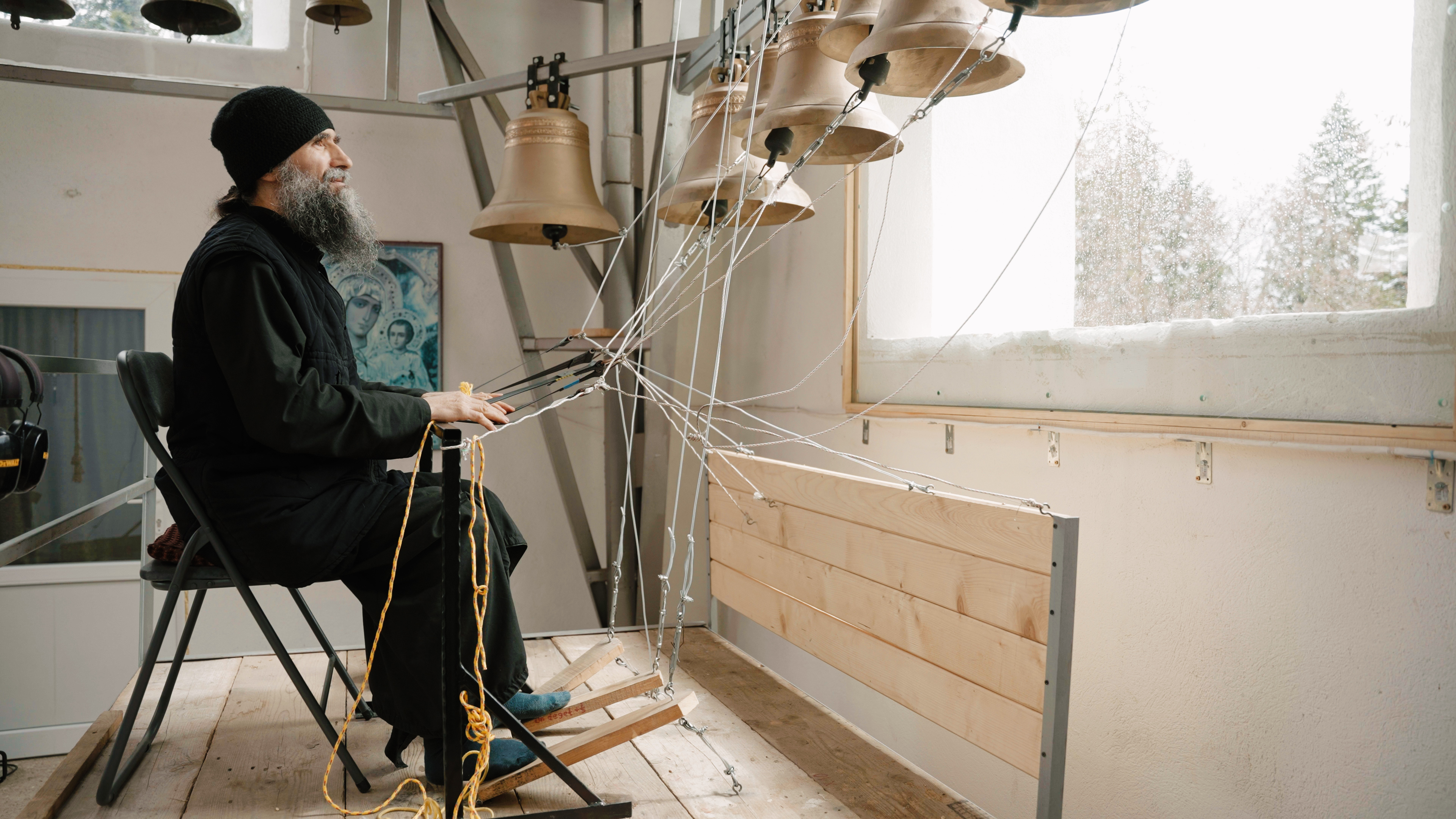 (Video) Călugărul care cântă la un altfel de pian – povestea și tainele părintelui Lavrentie