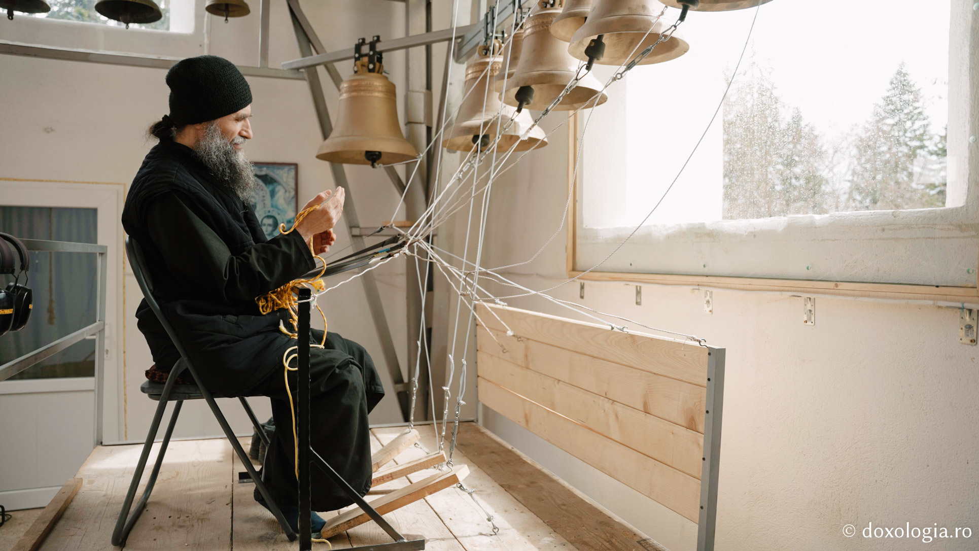 Lavrentie, monahul care cântă fără partituri la „pianul” din clopotnița Mănăstirii Sihla