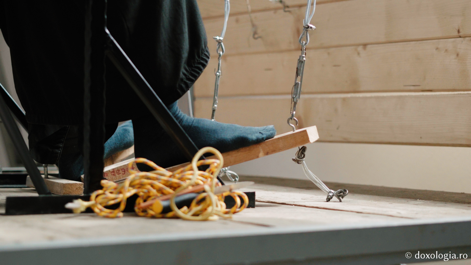 Lavrentie, monahul care cântă fără partituri la „pianul” din clopotnița Mănăstirii Sihla