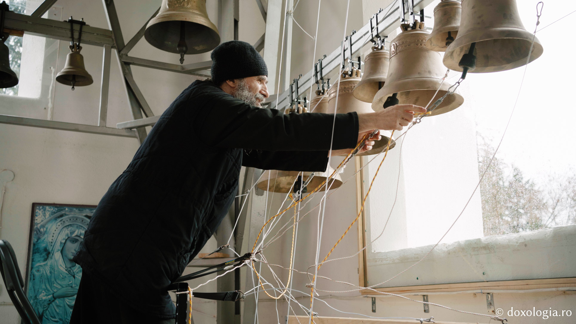Lavrentie, monahul care cântă fără partituri la „pianul” din clopotnița Mănăstirii Sihla