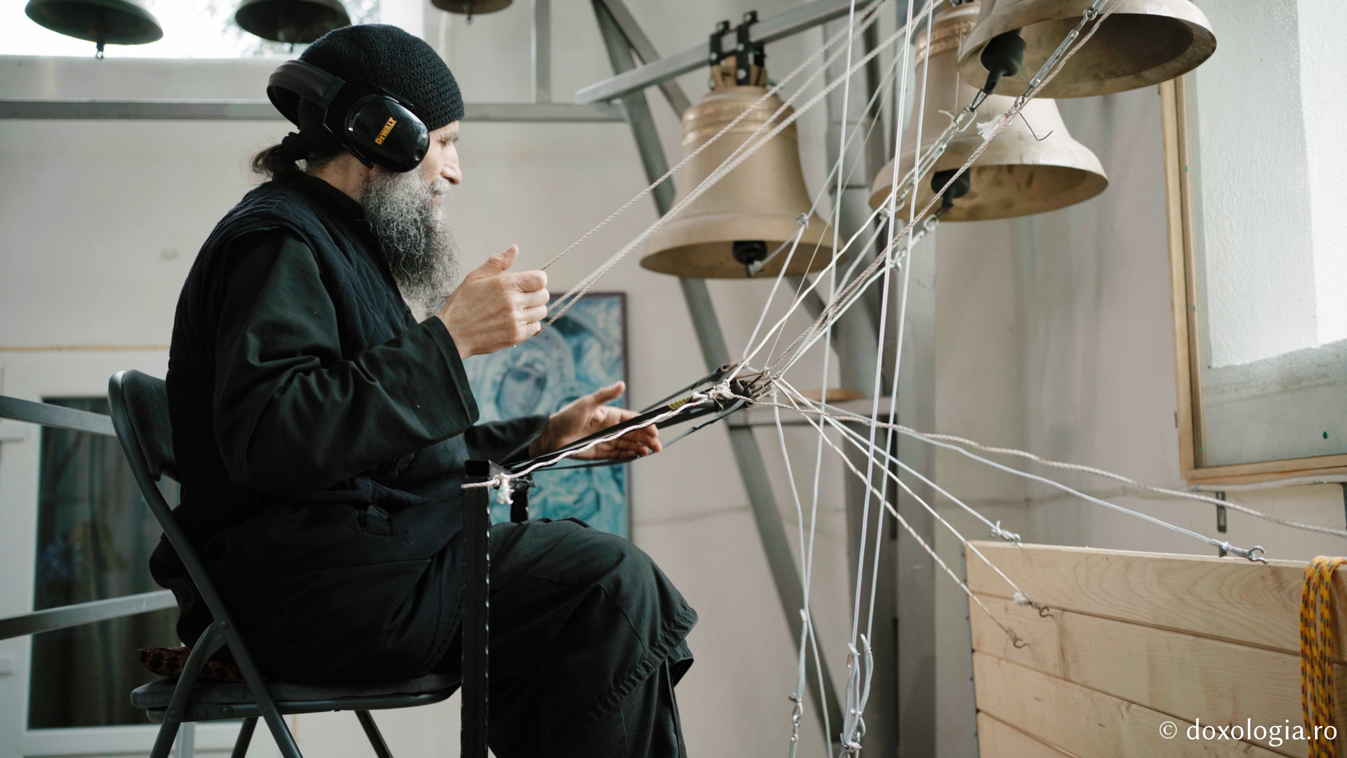 Lavrentie, monahul care cântă fără partituri la „pianul” din clopotnița Mănăstirii Sihla