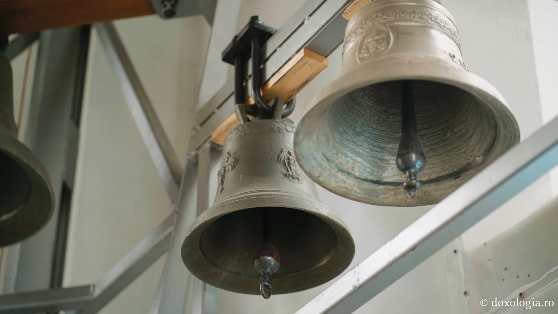 Lavrentie, monahul care cântă fără partituri la „pianul” din clopotnița Mănăstirii Sihla