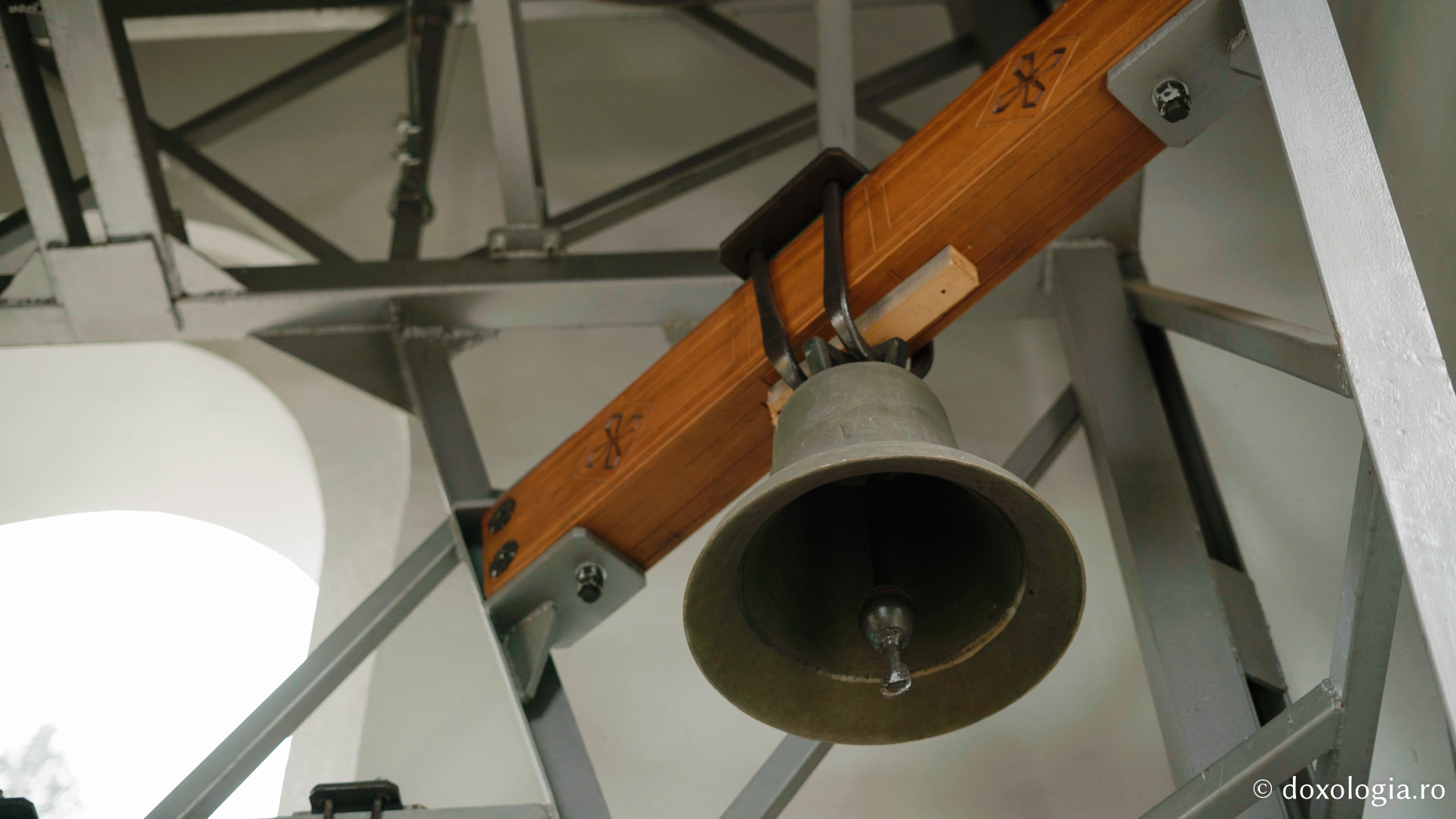 Lavrentie, monahul care cântă fără partituri la „pianul” din clopotnița Mănăstirii Sihla