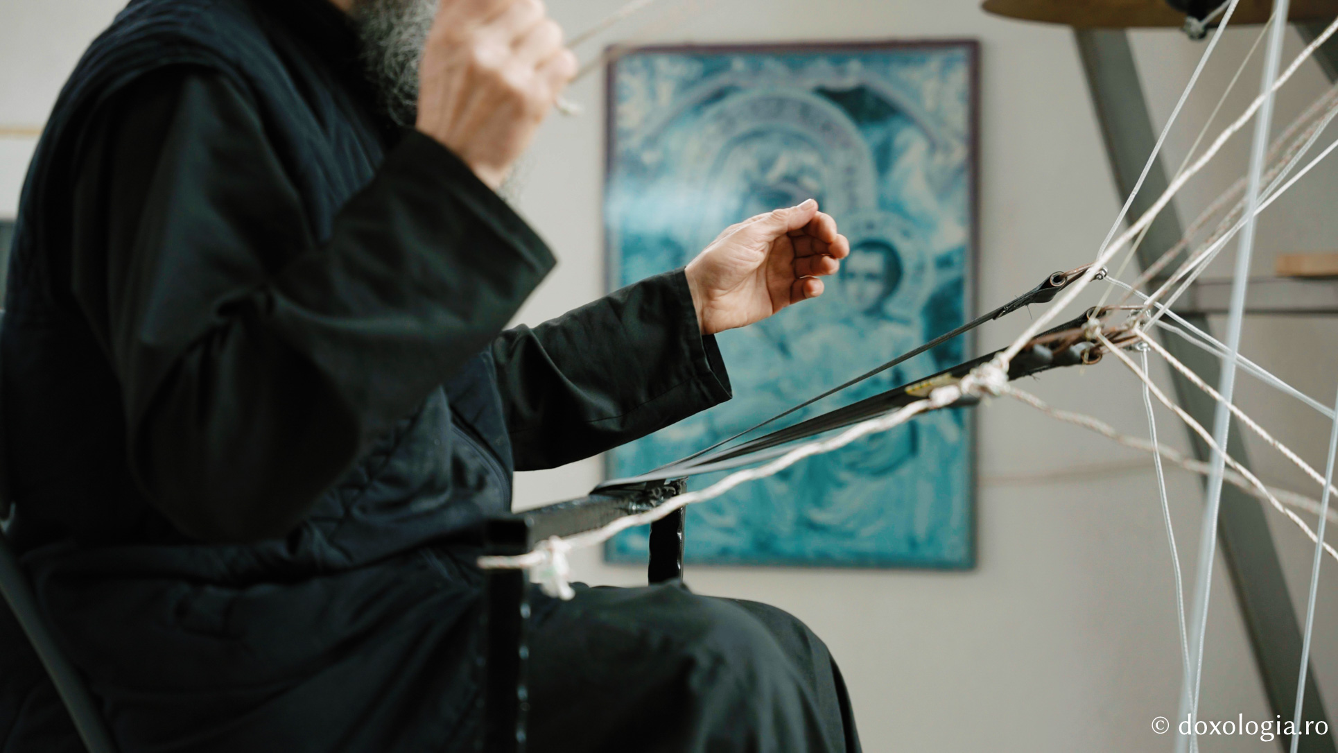 Lavrentie, monahul care cântă fără partituri la „pianul” din clopotnița Mănăstirii Sihla