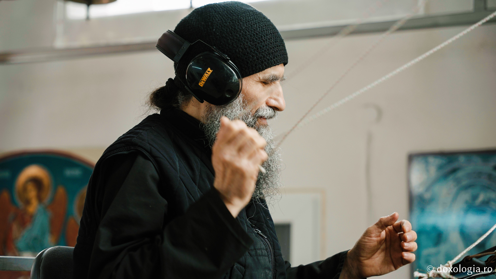 Lavrentie, monahul care cântă fără partituri la „pianul” din clopotnița Mănăstirii Sihla