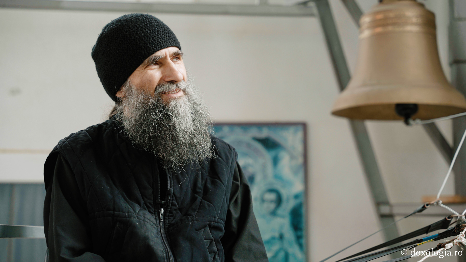 Lavrentie, monahul care cântă fără partituri la „pianul” din clopotnița Mănăstirii Sihla