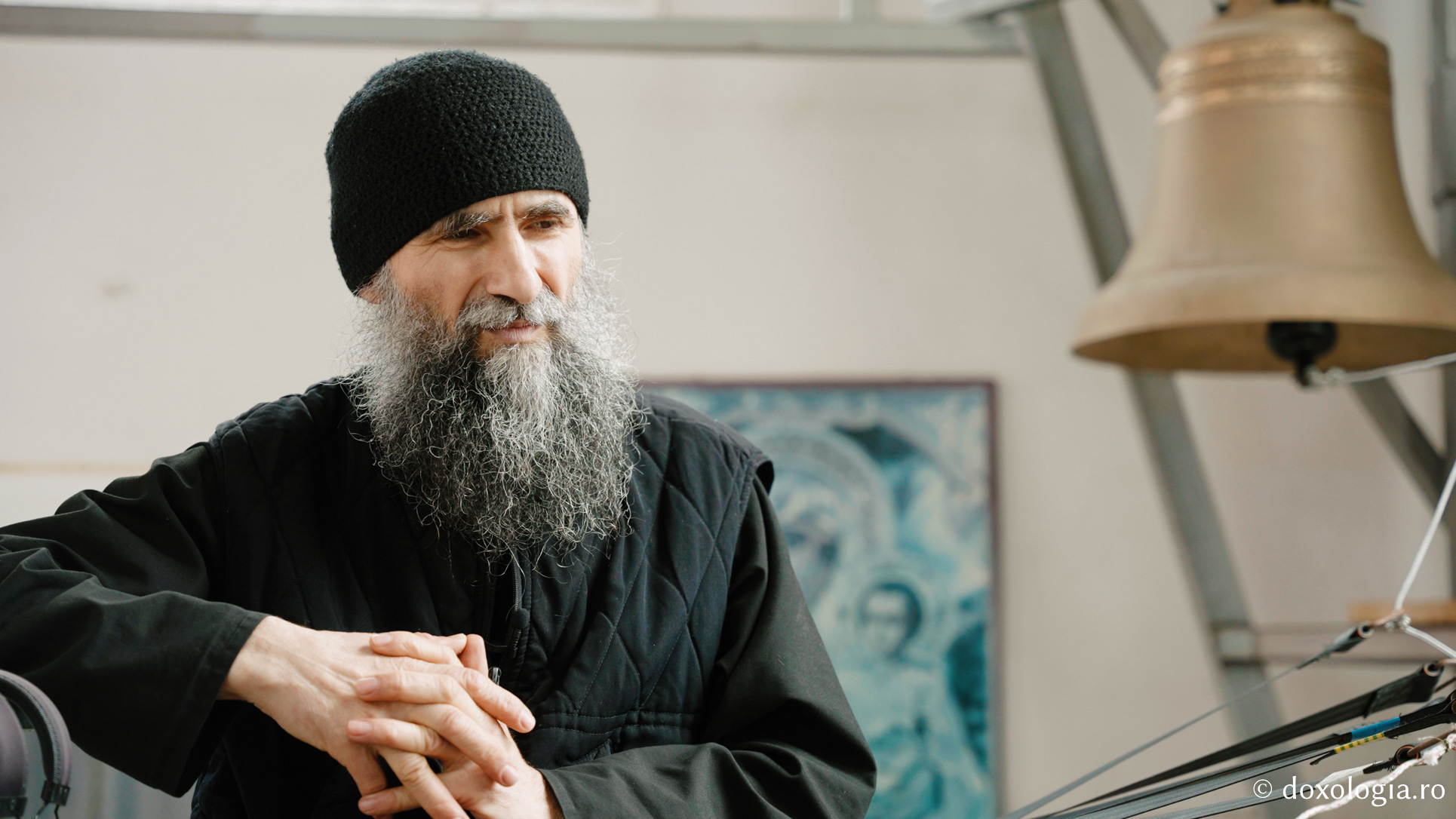 Lavrentie, monahul care cântă fără partituri la „pianul” din clopotnița Mănăstirii Sihla