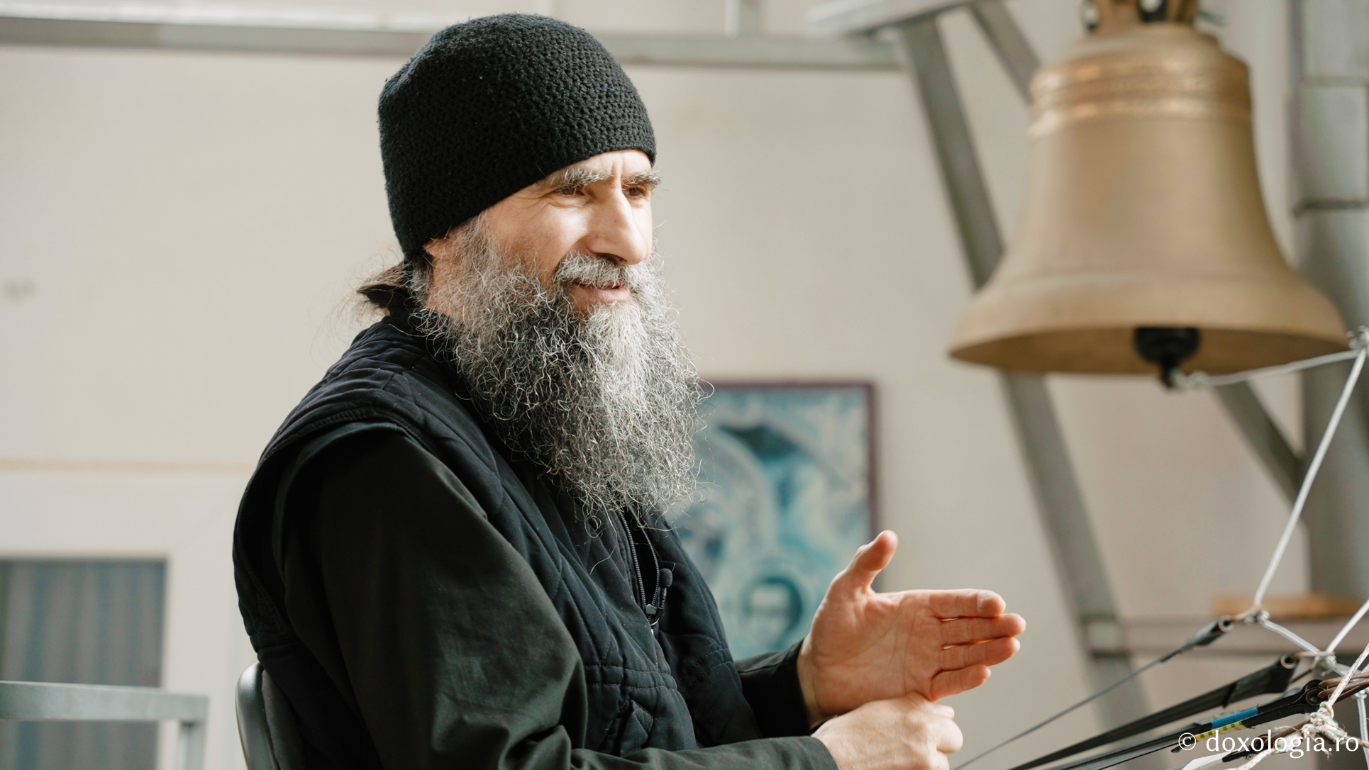 Lavrentie, monahul care cântă fără partituri la „pianul” din clopotnița Mănăstirii Sihla