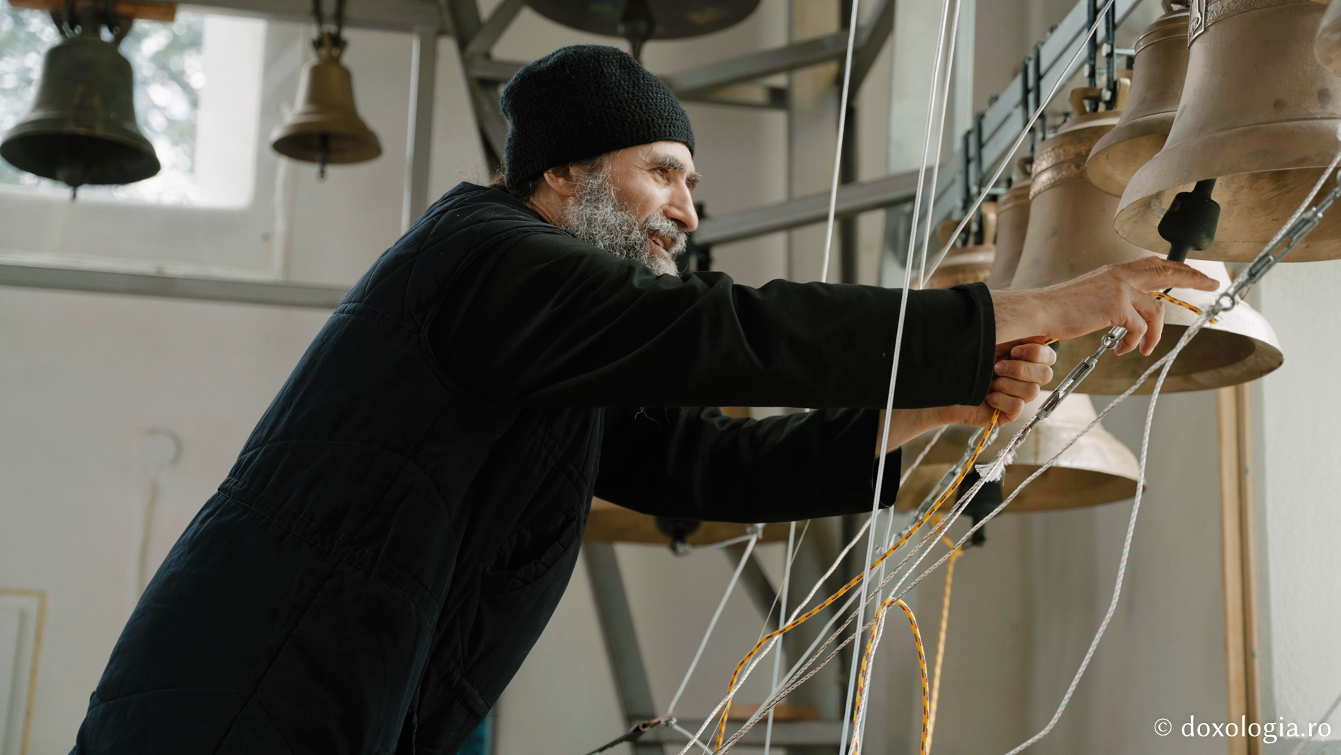 Lavrentie, monahul care cântă fără partituri la „pianul” din clopotnița Mănăstirii Sihla