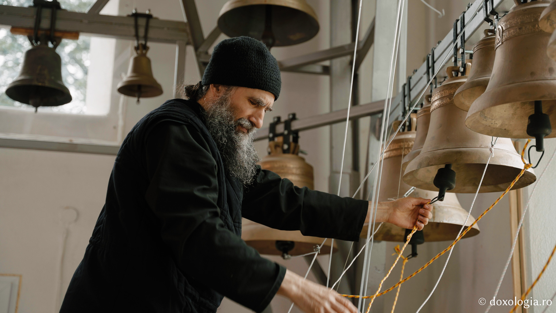 Lavrentie, monahul care cântă fără partituri la „pianul” din clopotnița Mănăstirii Sihla