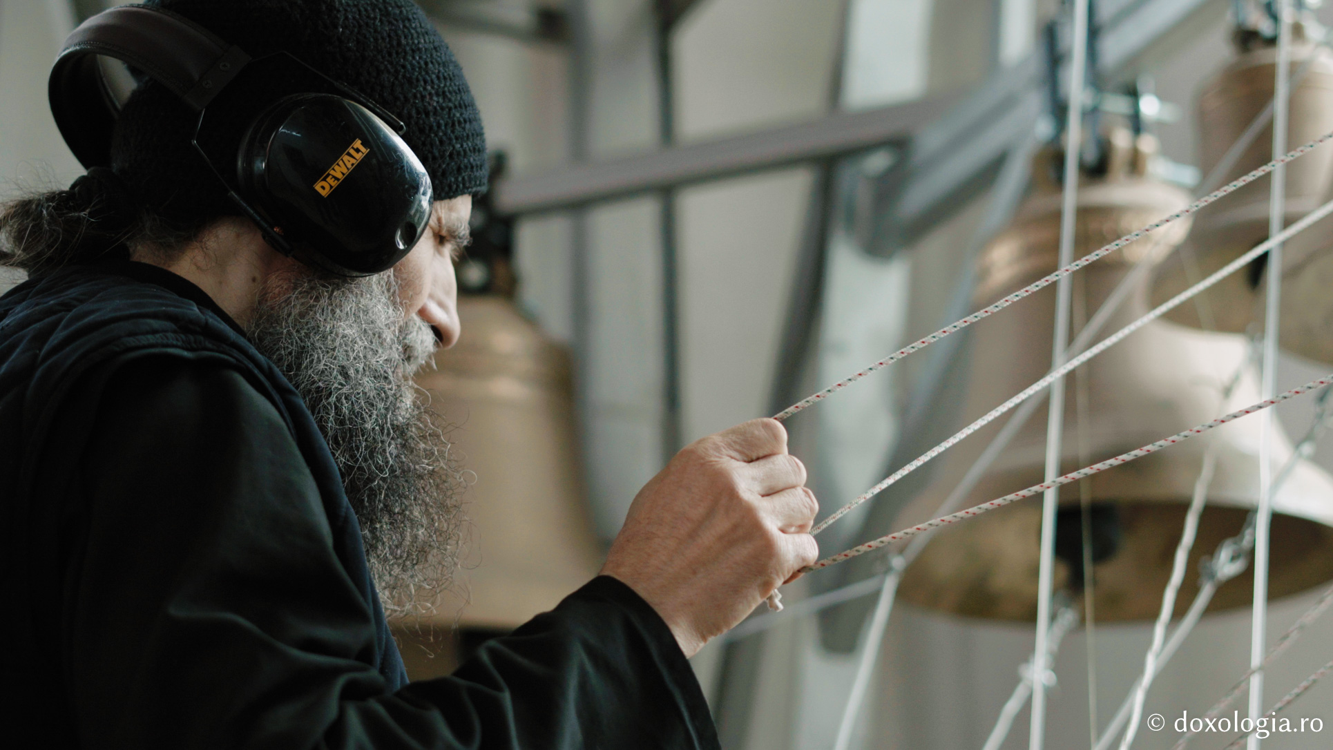 Lavrentie, monahul care cântă fără partituri la „pianul” din clopotnița Mănăstirii Sihla