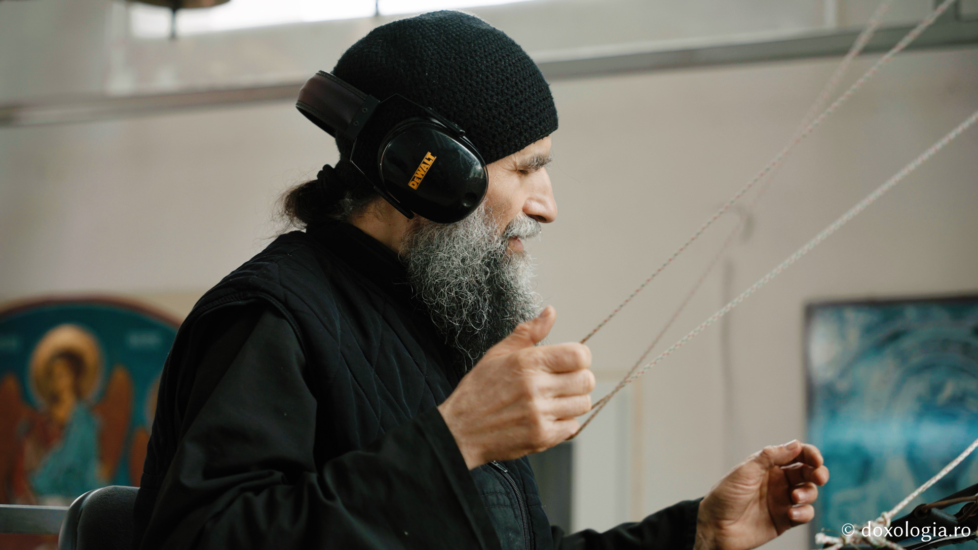 Lavrentie, monahul care cântă fără partituri la „pianul” din clopotnița Mănăstirii Sihla