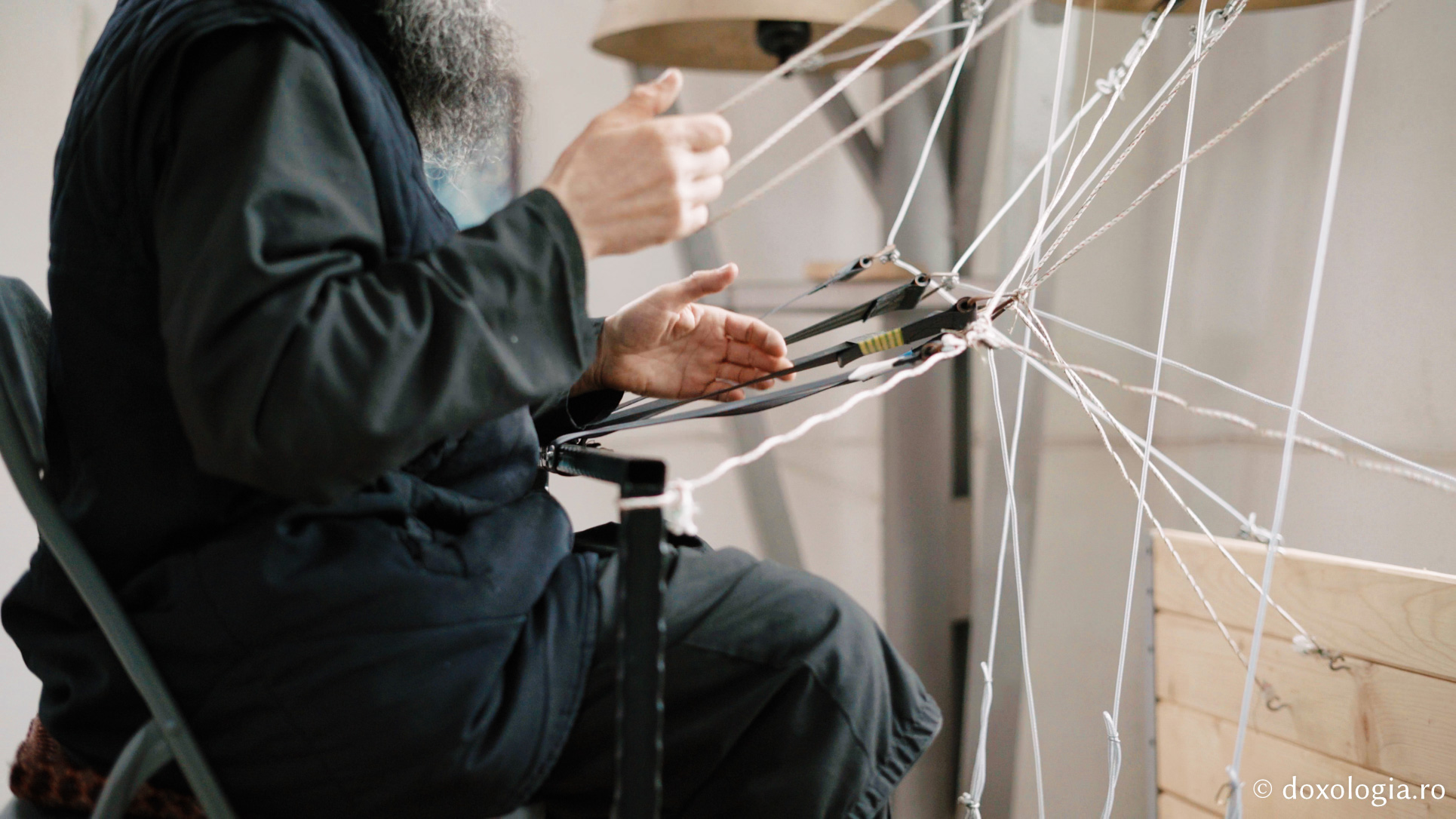 Lavrentie, monahul care cântă fără partituri la „pianul” din clopotnița Mănăstirii Sihla