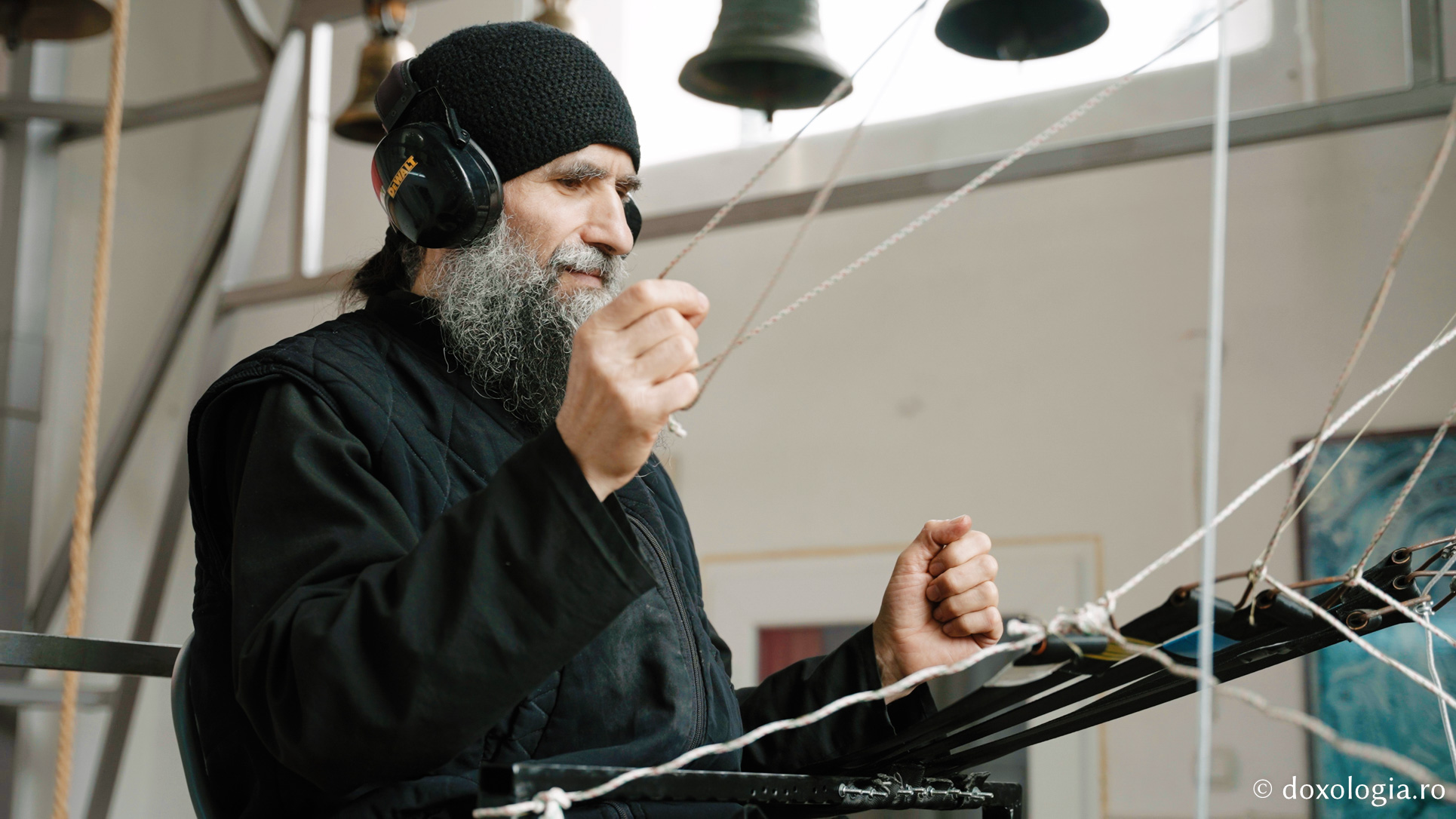 Lavrentie, monahul care cântă fără partituri la „pianul” din clopotnița Mănăstirii Sihla