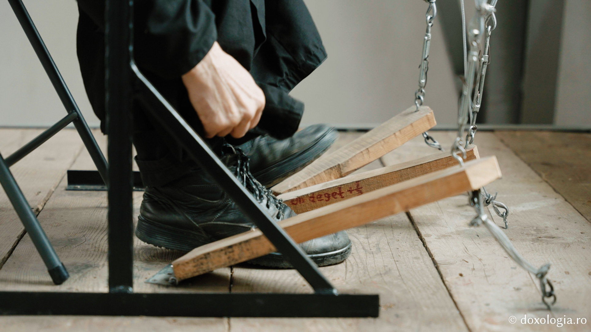 Lavrentie, monahul care cântă fără partituri la „pianul” din clopotnița Mănăstirii Sihla