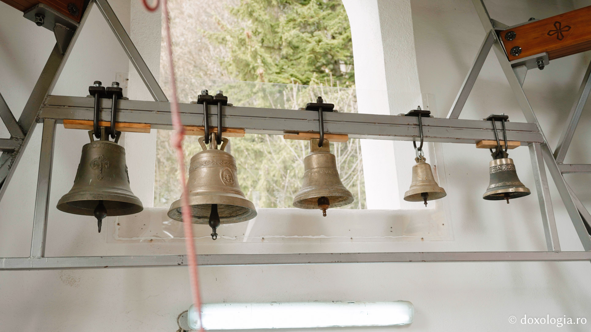 Lavrentie, monahul care cântă fără partituri la „pianul” din clopotnița Mănăstirii Sihla