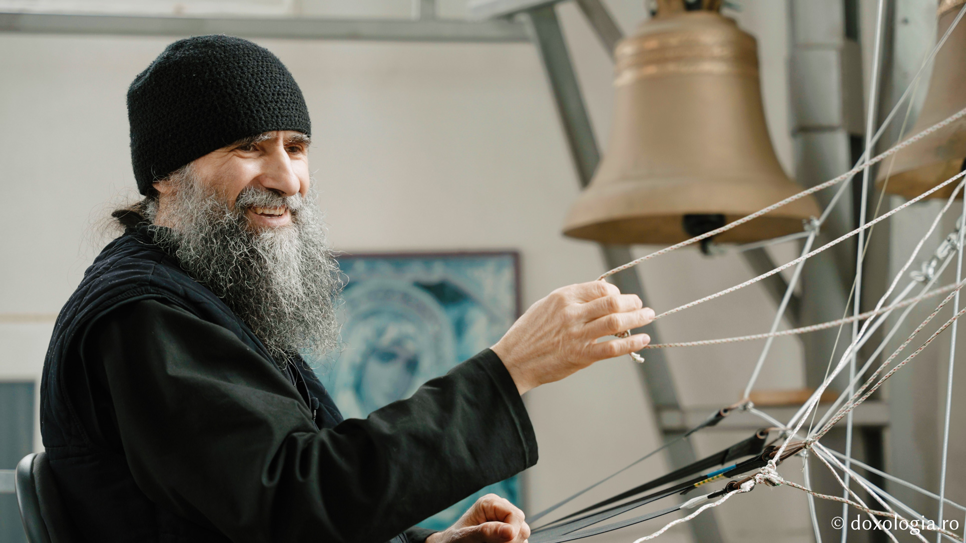 Lavrentie, monahul care cântă fără partituri la „pianul” din clopotnița Mănăstirii Sihla