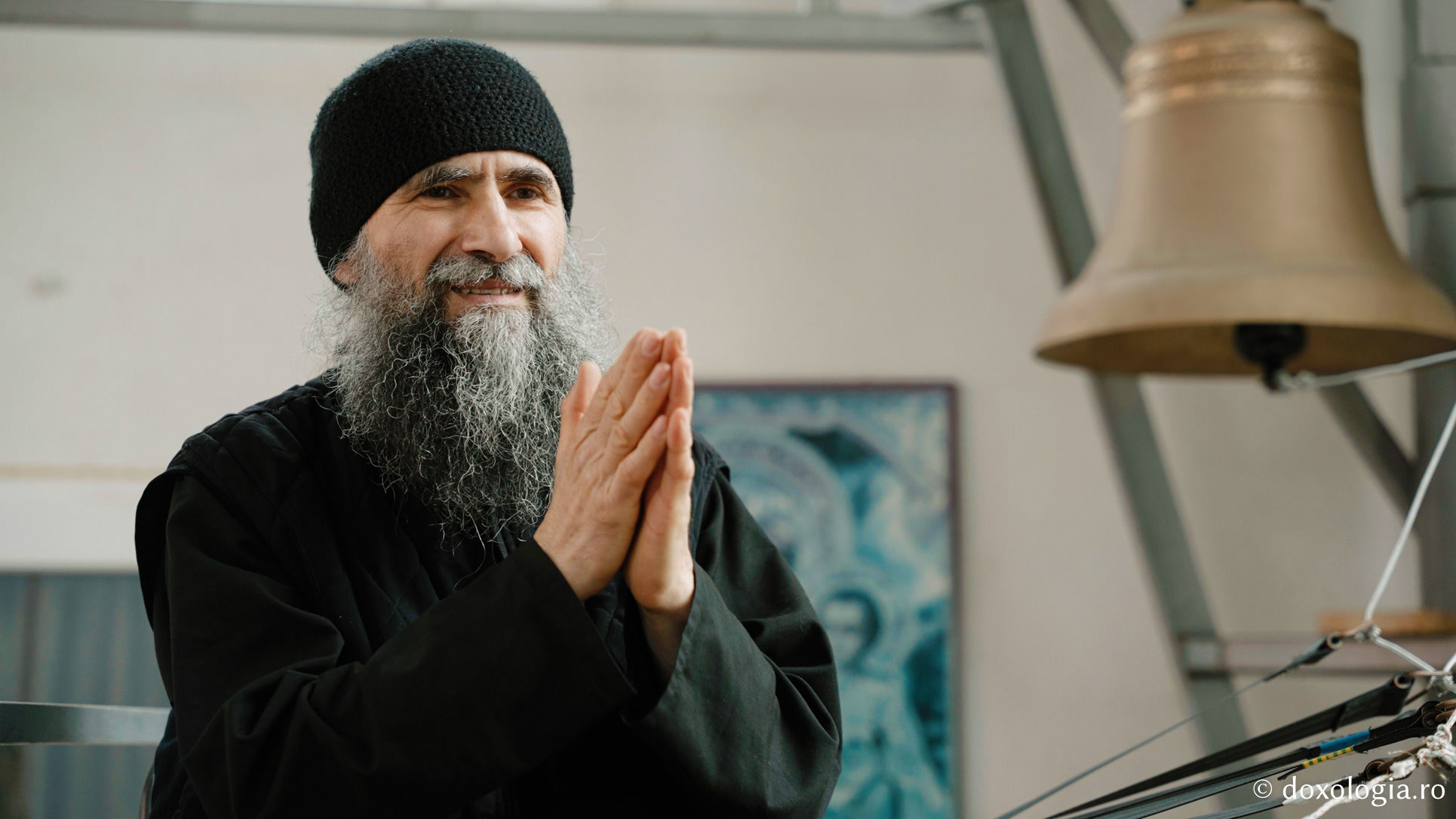 Lavrentie, monahul care cântă fără partituri la „pianul” din clopotnița Mănăstirii Sihla