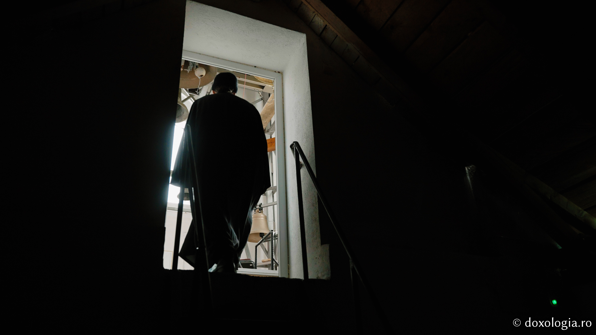 Lavrentie, monahul care cântă fără partituri la „pianul” din clopotnița Mănăstirii Sihla