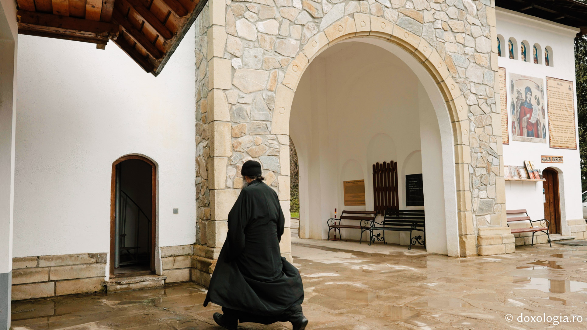 Lavrentie, monahul care cântă fără partituri la „pianul” din clopotnița Mănăstirii Sihla