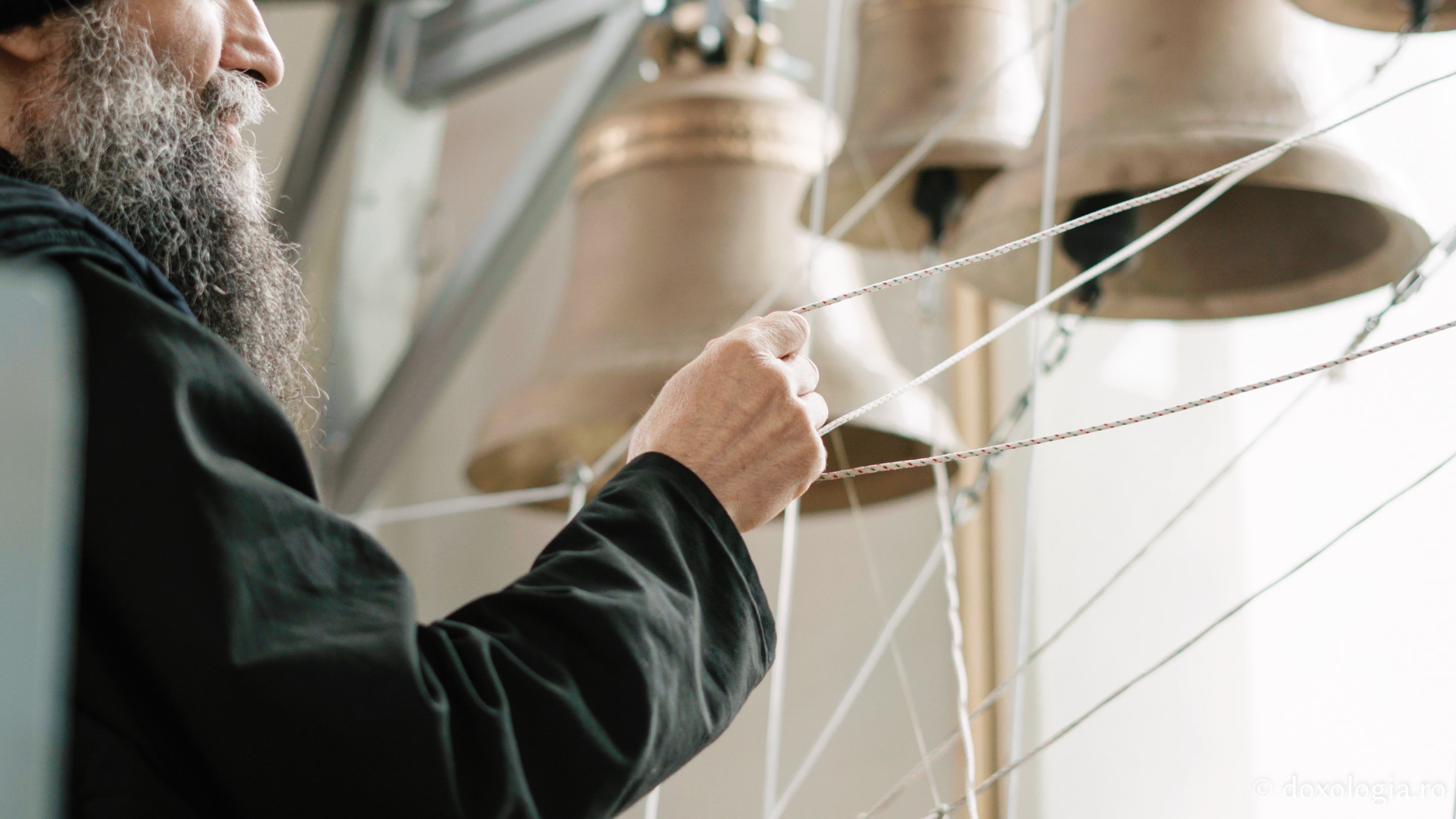 Lavrentie, monahul care cântă fără partituri la „pianul” din clopotnița Mănăstirii Sihla