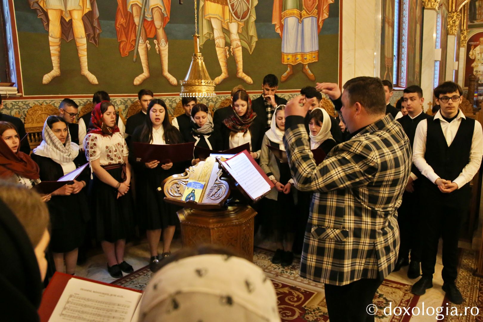 Aniversare la Seminarul Teologic „Veniamin Costachi”: Părintele profesor Ioan Mihoc a împlinit 70 de ani