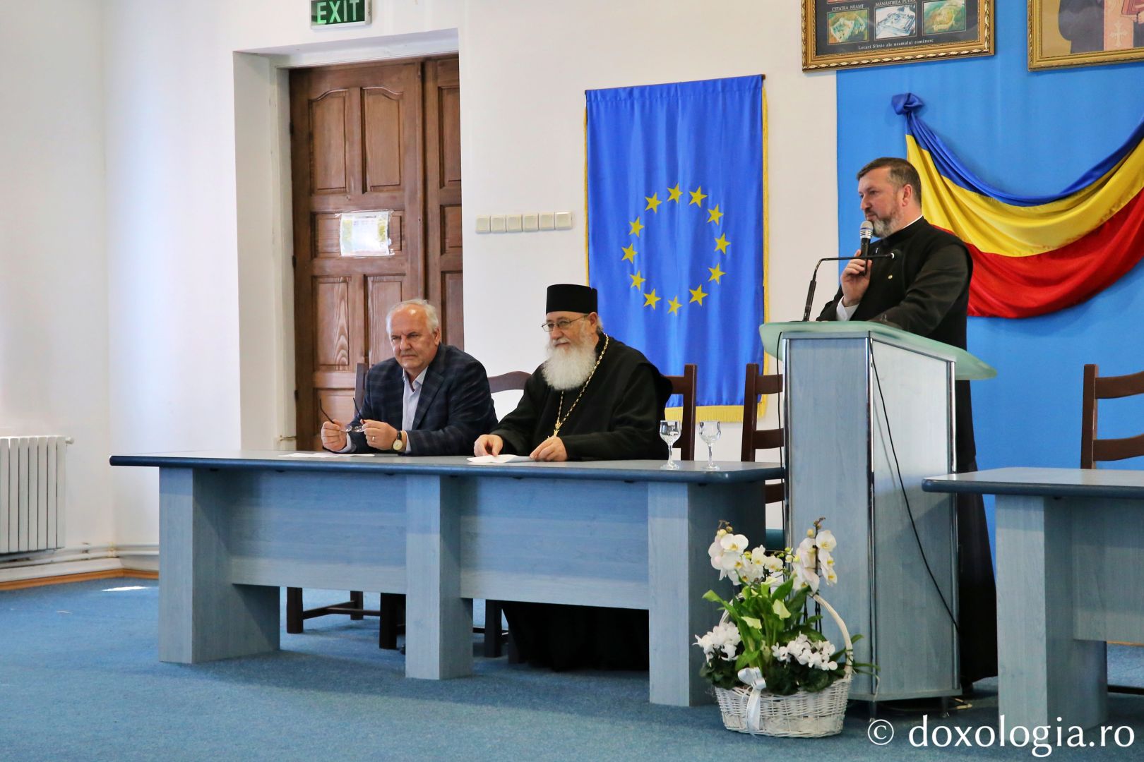 Aniversare la Seminarul Teologic „Veniamin Costachi”: Părintele profesor Ioan Mihoc a împlinit 70 de ani