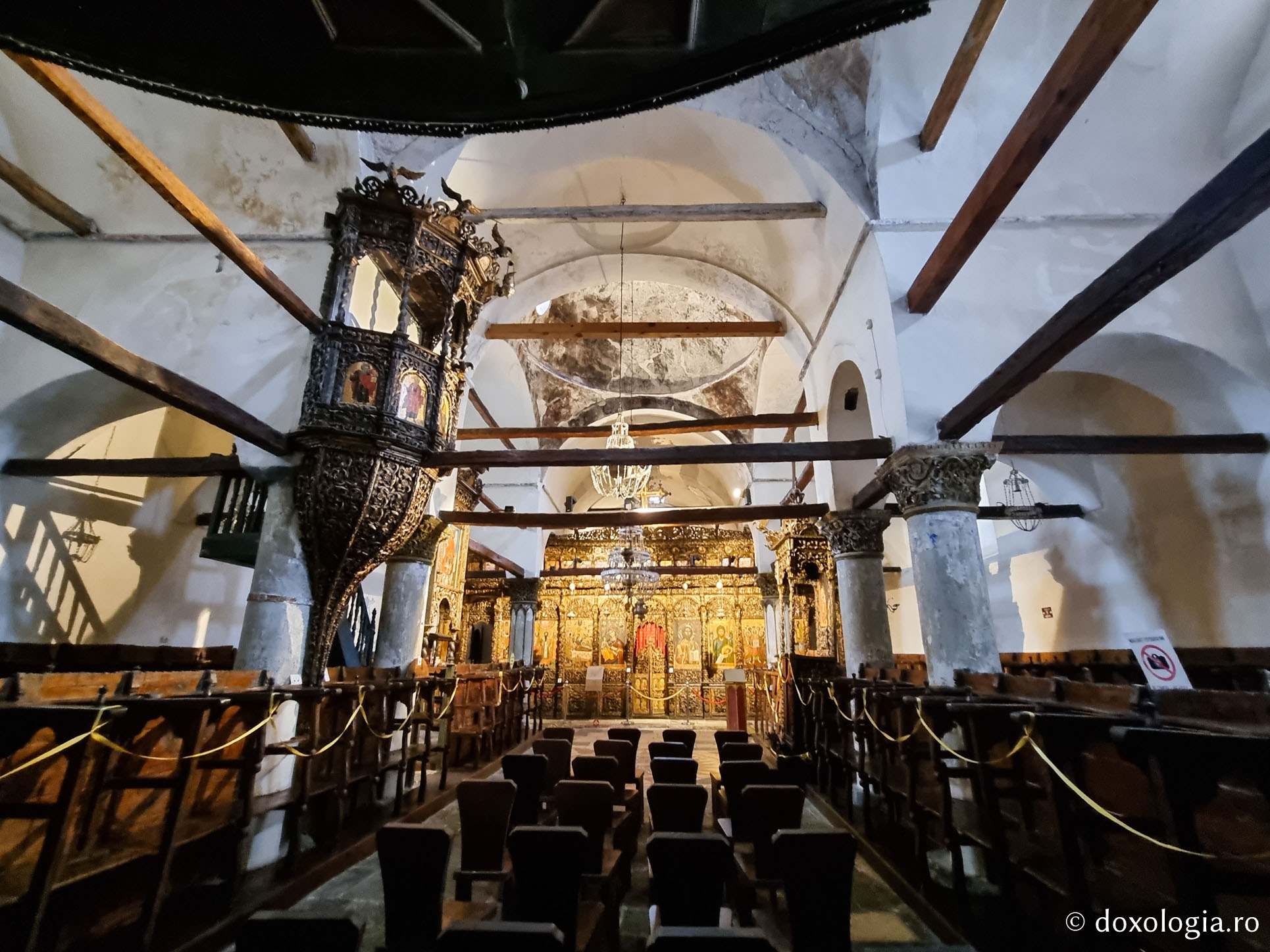 (Foto) Catedrala „Adormirea Maicii Domnului” din Berat – un renumit monument cultural al Albaniei