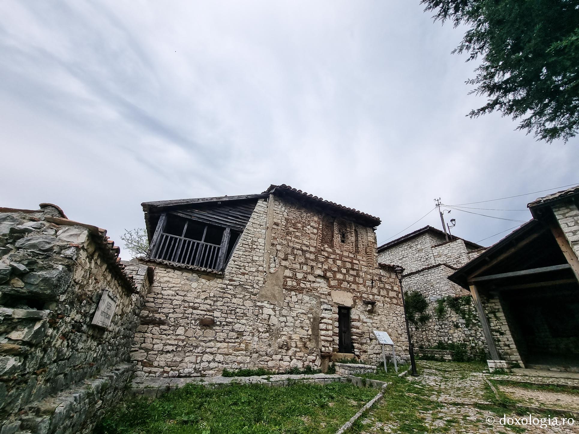 (Foto) Frumusețea Bisericii „Maica Domnului Vlaherne” din Berat, Albania