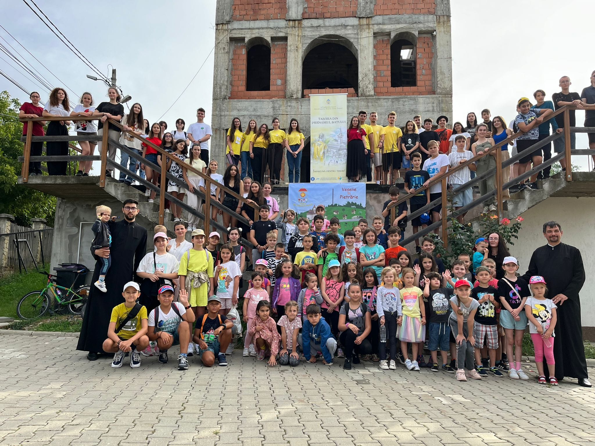 Tabăra din pridvorul satului caută voluntari