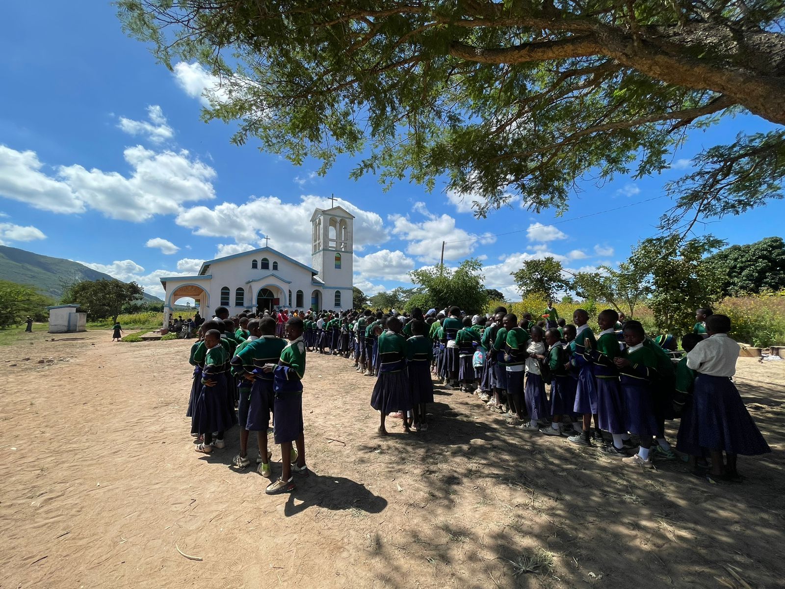 Copiii din satul Mkoga