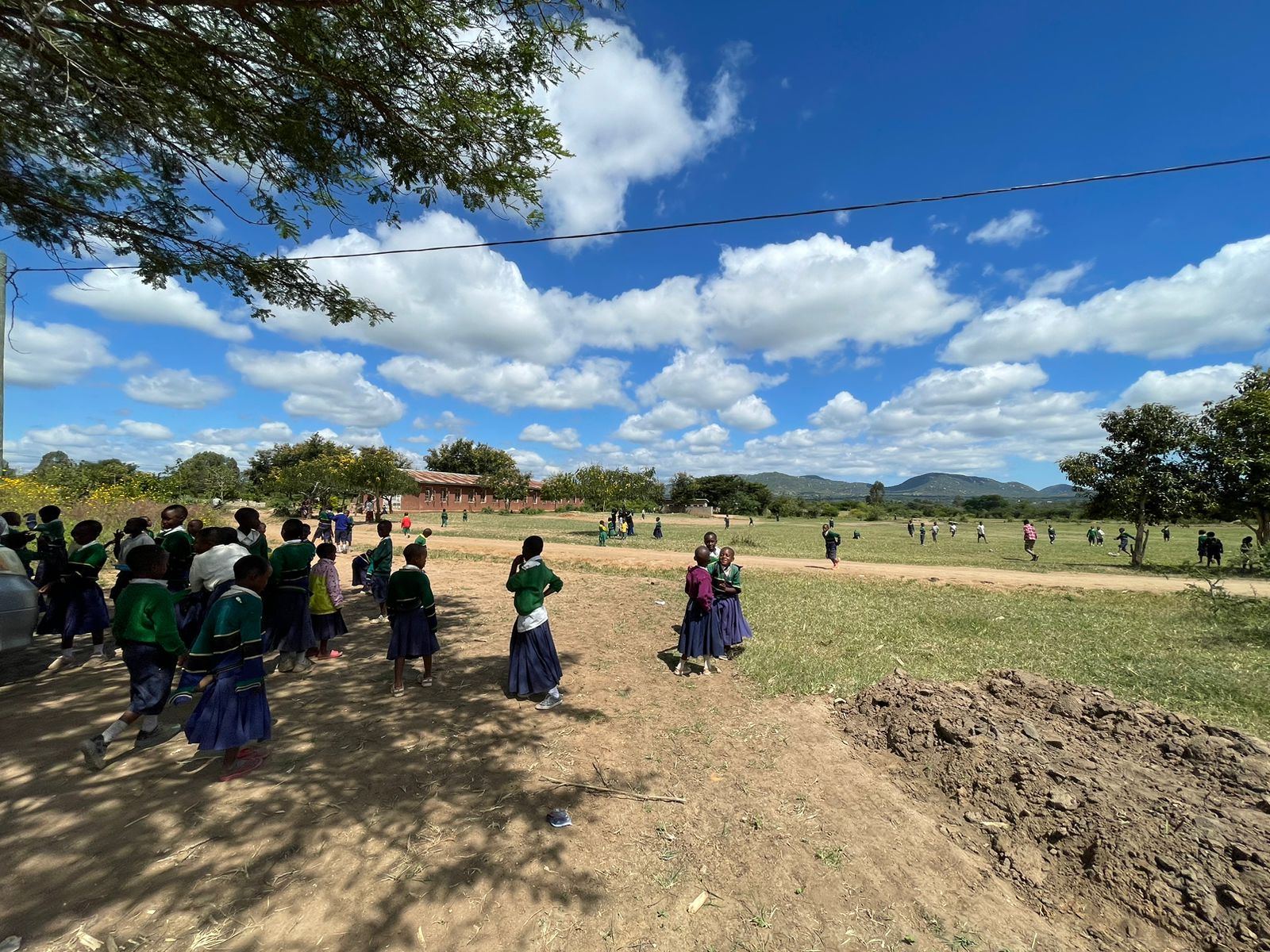 Copiii din satul Mkoga