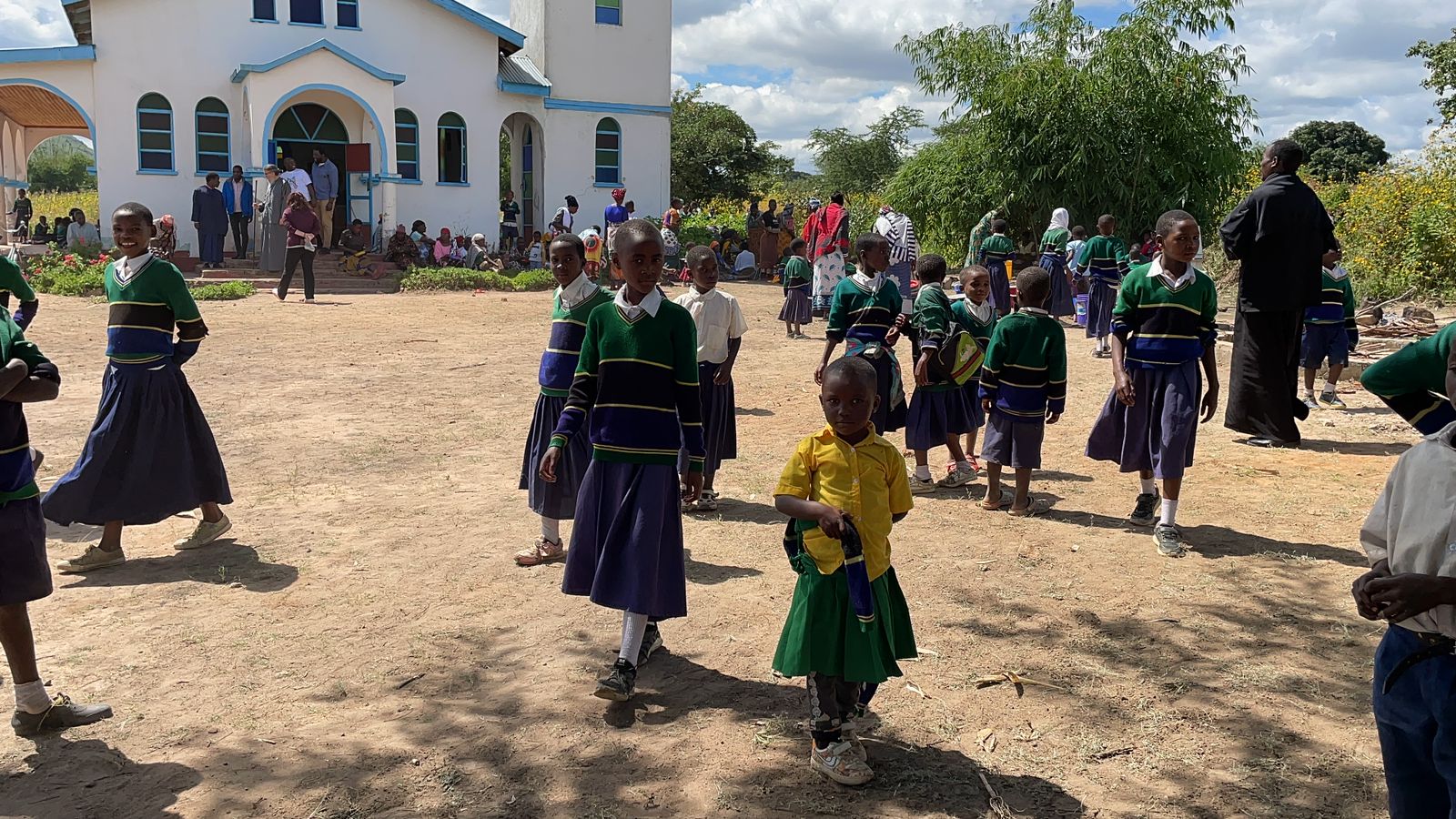 Copiii din satul Mkoga