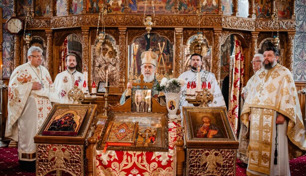 Foto: arhiepiscopiaaradului.ro Slujire chiriarhală și sfințirea Cantinei Buna Vestire, în Parohia Gurahonț