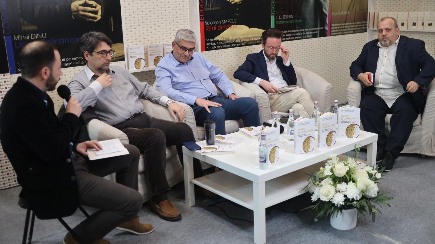 „Pâinea și Lumina Vieții. Două dialoguri despre Crăciun și Paști” a fost lansată duminică, în cadrul Salonului Internațional de Carte Bookfest 2023