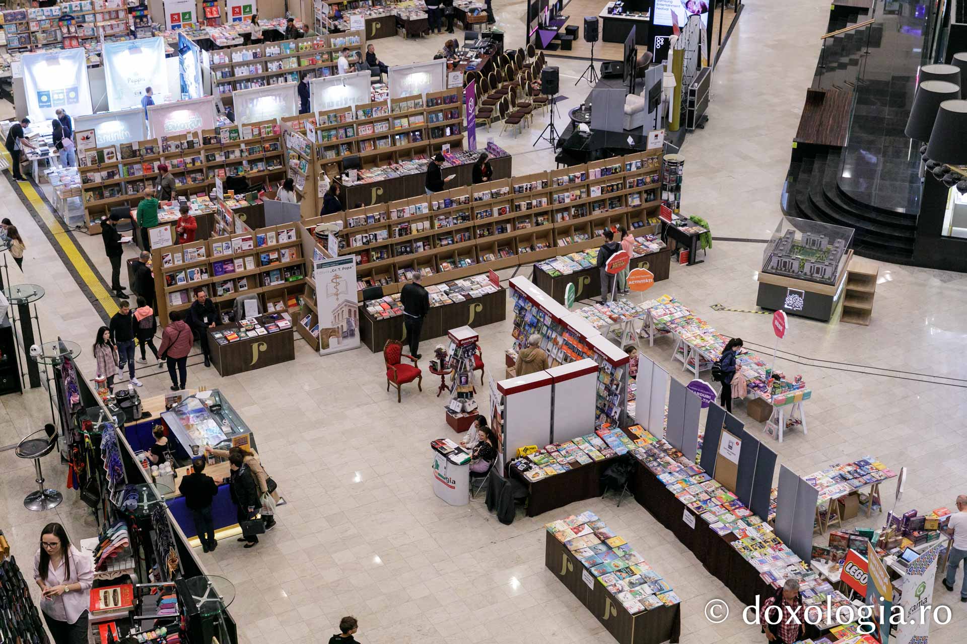 Librex 2023: Părintele Constantin Necula a venit la Iași cu o nouă apariție editorială Doxologia