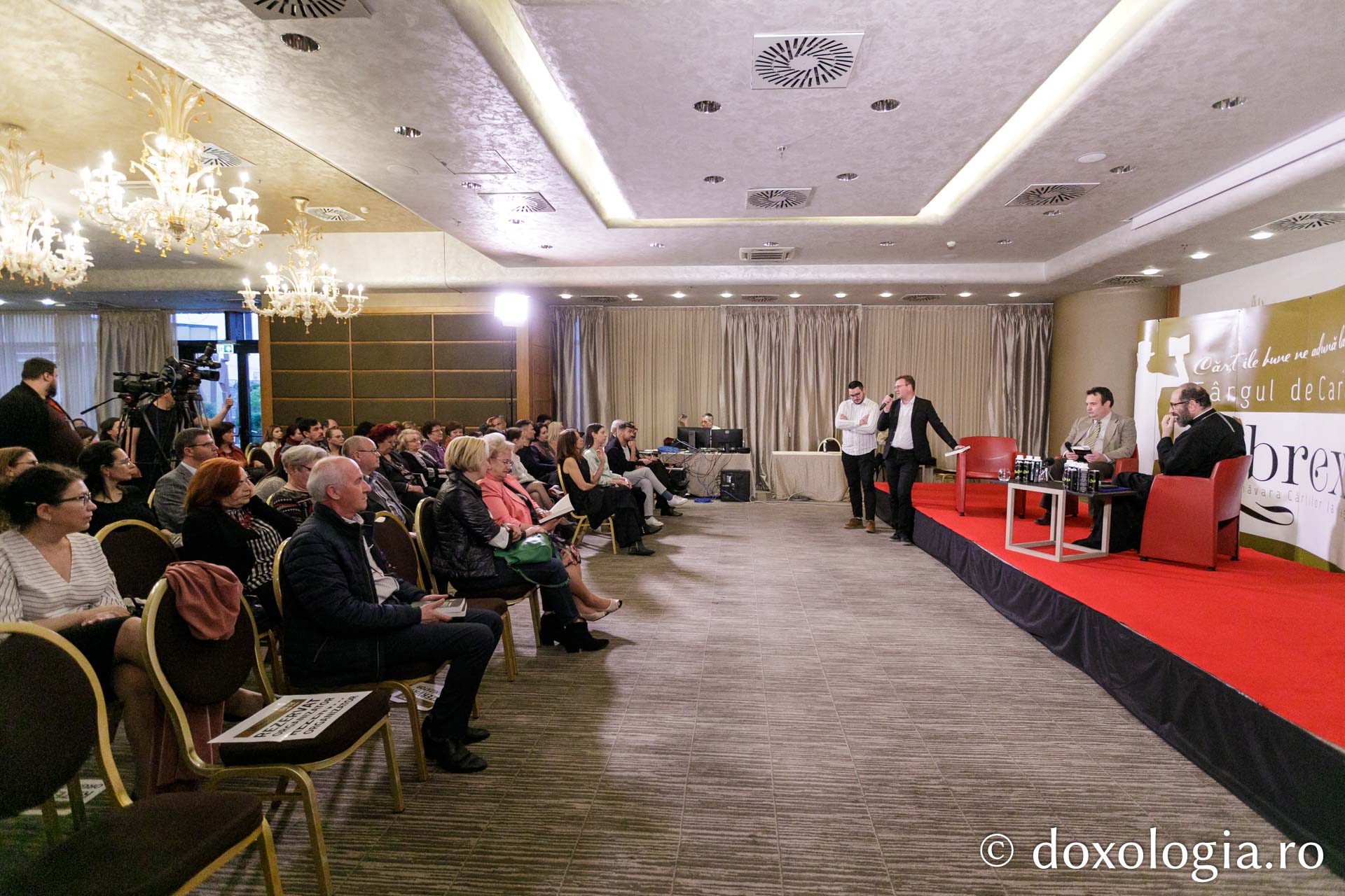 Librex 2023: Părintele Constantin Necula a venit la Iași cu o nouă apariție editorială Doxologia