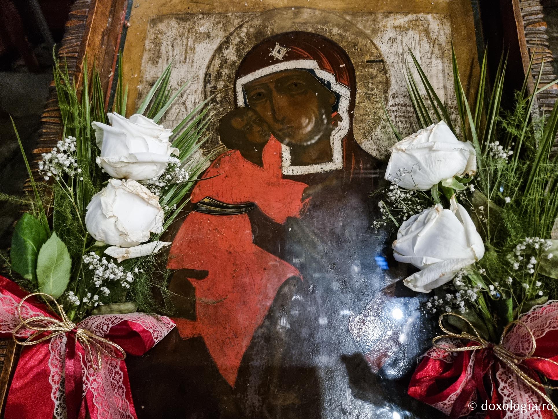 (Foto) Icoana făcătoare de minuni a Maicii Domnului, icoană pictată cu chipul și îmbrăcămintea neagră