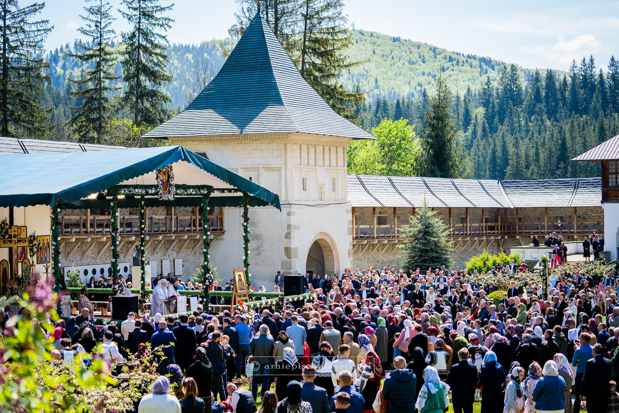 Mănăstirea Putna și-a sărbătorit cel de-al doilea ctitor – Sfântul Ierarh Iacob Putneanul